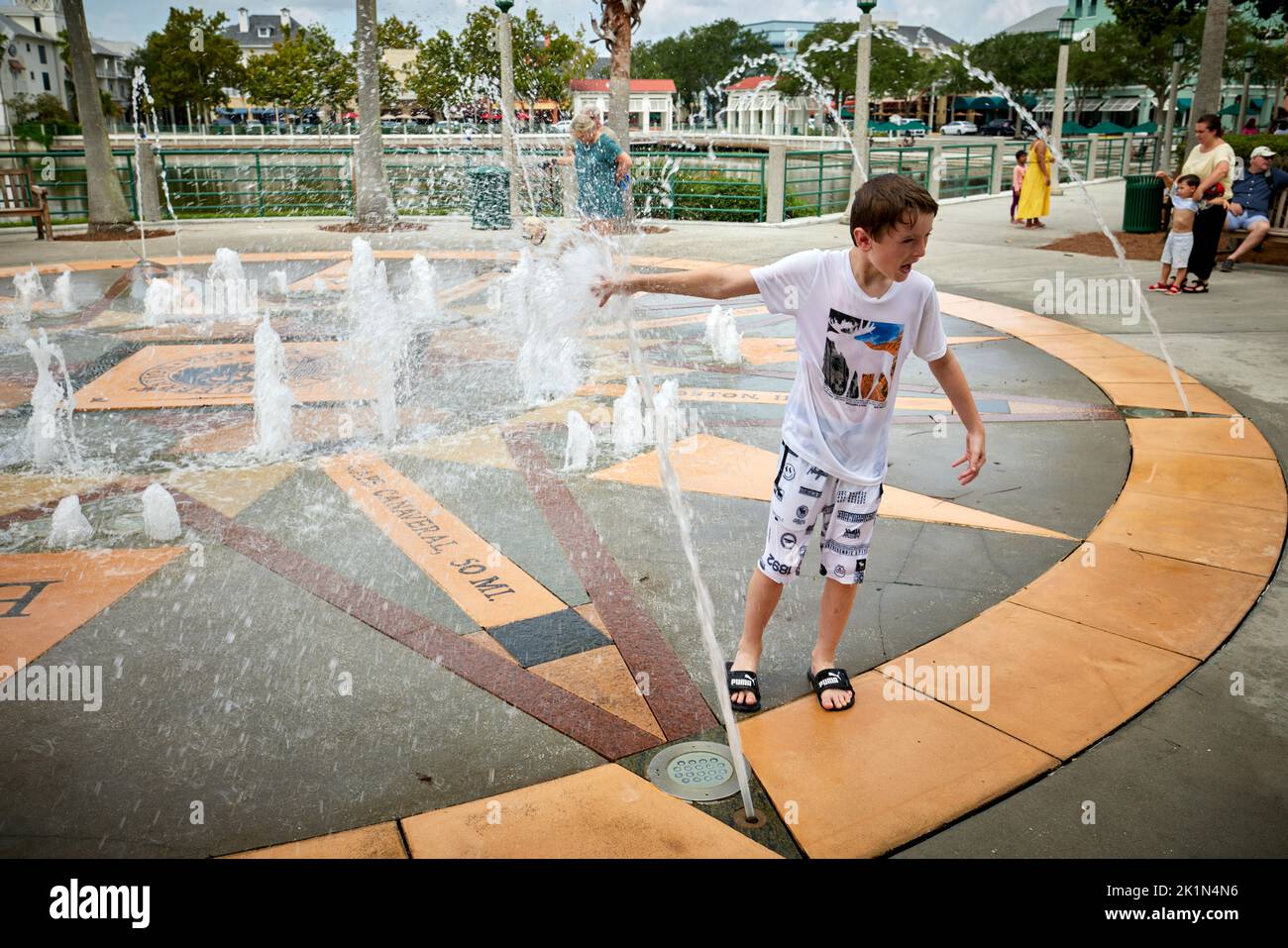 Il sobborgo Florida di Orlando Celebration è una comunità pianificata da un maestro e un luogo designato dal censimento, la Lakeside Promenade Fountain Foto Stock