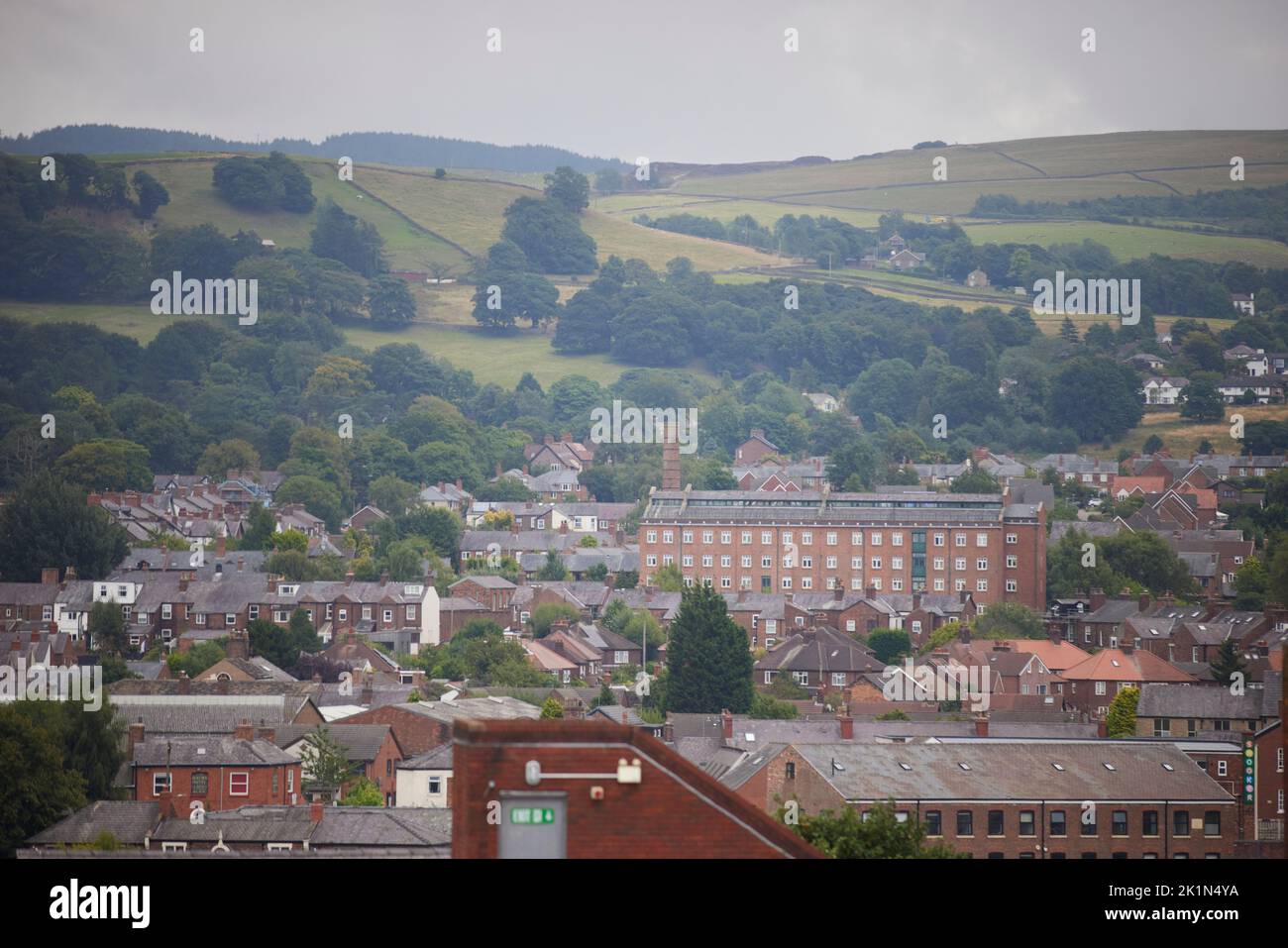 Macclesfield, case, uffici e mulini sullo skyline del centro città Foto Stock