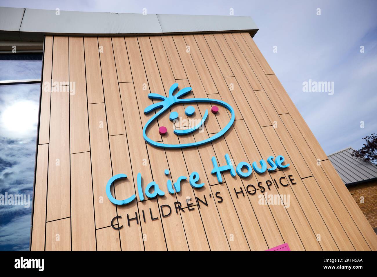 Claire House Children’s Hospice, Liverpool. Il Claire House Childrens Hospice The Rake, Bromborough, Birkenhead, Wirral Foto Stock