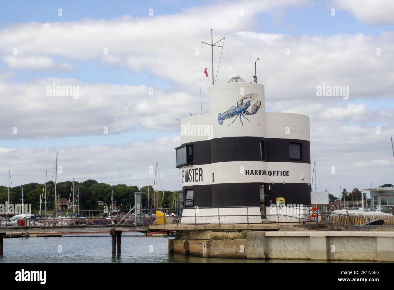 14 settembre 2022 l'Ufficio e il molo del Maestro del Porto, situato presso il Marina di Warsash, una popolare cittadina dell'Hampshire sul fiume Solent a sud Foto Stock