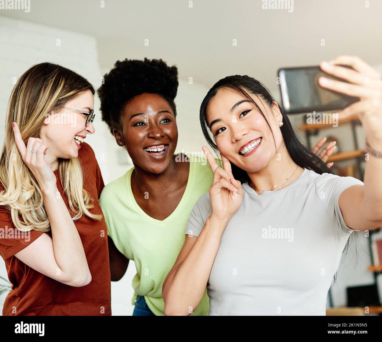 giovani adulti divertimento selfie amicizia amico felice insieme gruppo allegro sorridente diversità mista etnicità diversa nero asiatico africano americano Foto Stock