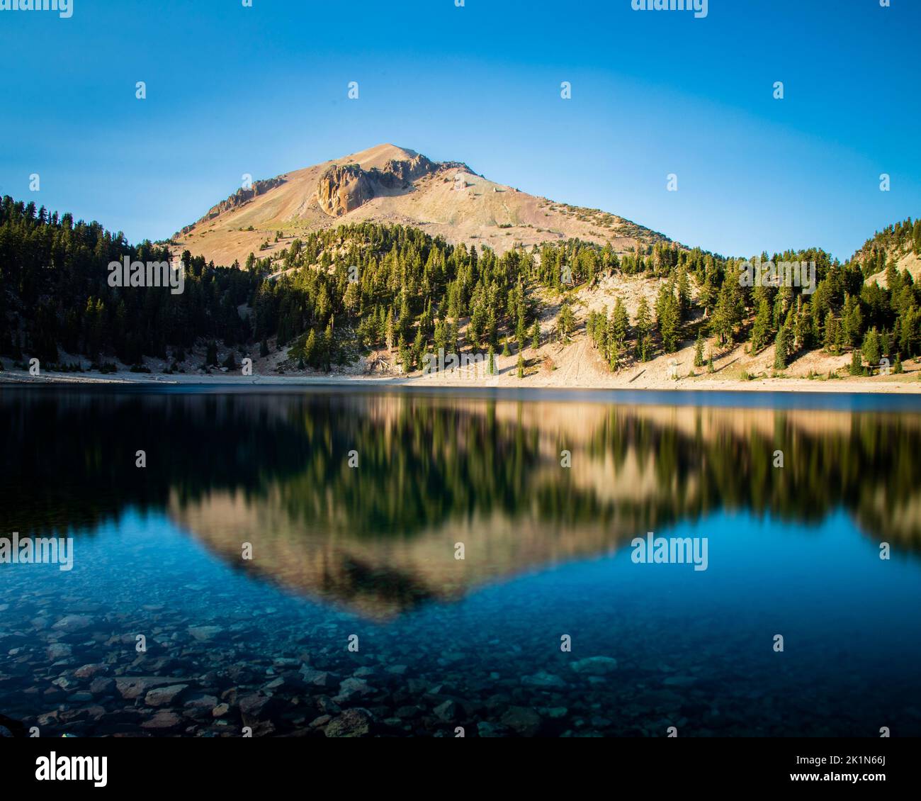 Lassen Peak (Monte Lassen) si riflette nel lago Helen in un tardo pomeriggio estivo - Lassen Volcanic National Park - California settentrionale, USA. Foto Stock