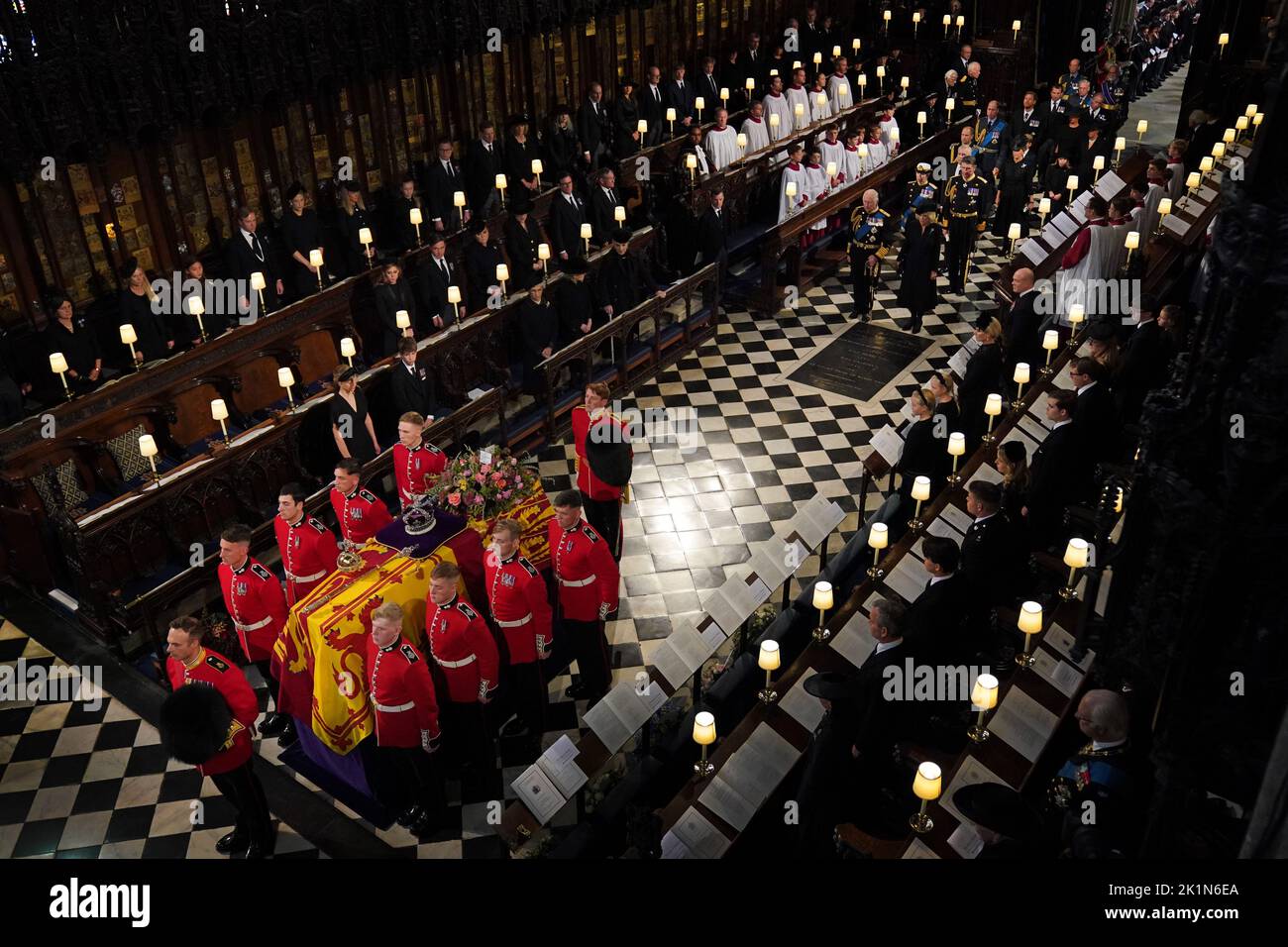 La bara della regina Elisabetta II, seguita da (da sinistra a destra, di fronte) re Carlo III, la regina Consorte, la principessa reale, vice ammiraglio Sir Tim Laurence, il duca di York, il conte di Wessex, la contessa di Wessex, il principe di Galles, il principe Giorgio, la principessa Charlotte, La principessa di Galles, il Duca di Sussex, la Duchessa di Sussex, Peter Phillips, il Conte di Snowdon, il Duca di Gloucester, il Duca di Kent, E il Principe Michele di Kent, è portato dal Partito portatore nel Servizio Commitale per la Regina Elisabetta II tenuto nella Cappella di San Giorgio nel Castello di Windsor, Berkshire. Figura d Foto Stock