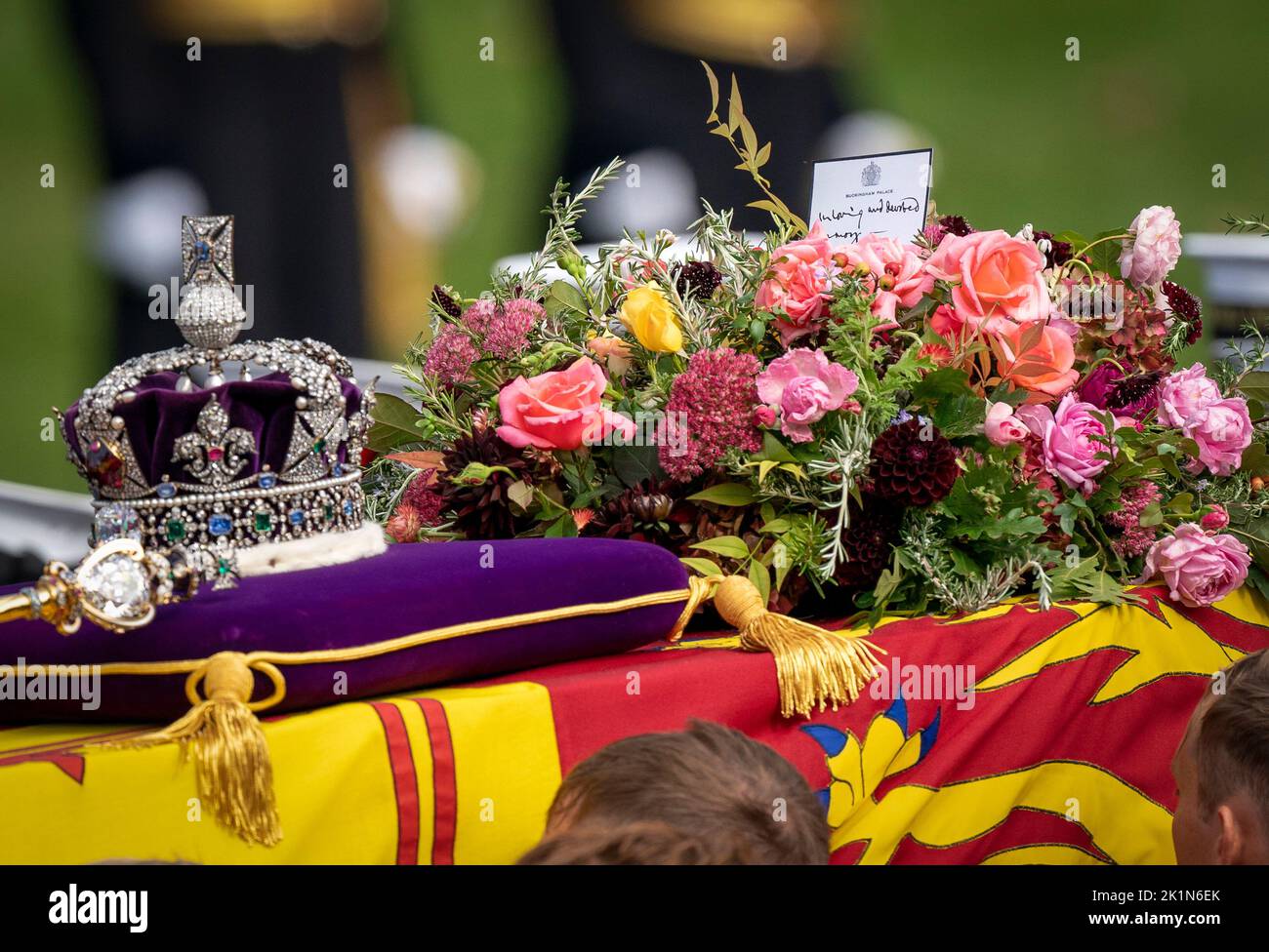La carrozza della pistola di Stato trasporta la bara della regina Elisabetta II, drappeggiato nello Standard reale con la corona di Stato imperiale e l'orbo e scettro del Sovrano, nella processione cerimoniale dopo il suo funerale di Stato all'Abbazia di Westminster, Londra. Foto Stock