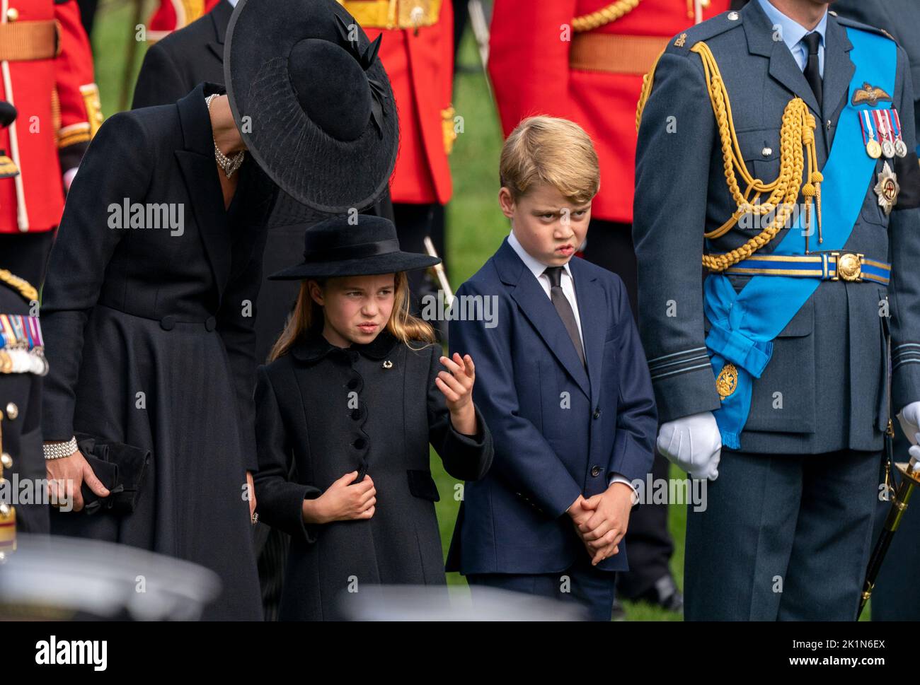 La Principessa del Galles, la Principessa Charlotte e il Principe George guardano mentre la carrozza di pistola di Stato che porta la bara della Regina Elisabetta II arriva a Wellington Arch durante la processione cerimoniale dopo il suo funerale di Stato all'Abbazia di Westminster, Londra. Foto Stock