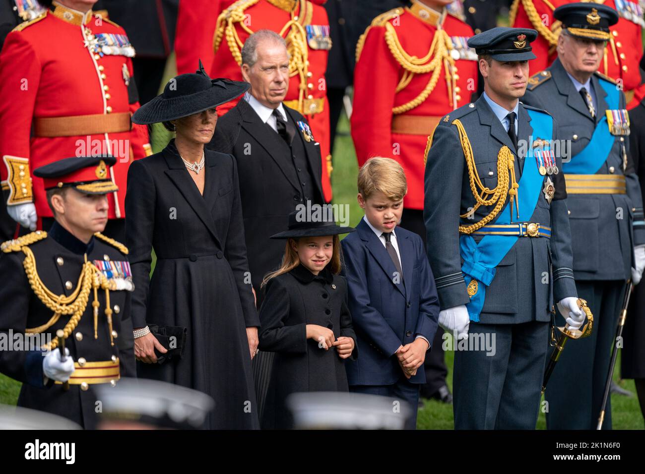 La principessa del Galles, la principessa Charlotte, il principe George e il principe del Galles guardano mentre la carrozza di pistola di Stato che porta la bara della regina Elisabetta II arriva a Wellington Arch durante la processione della cerimonia dopo il suo funerale di Stato all'Abbazia di Westminster, Londra. Foto Stock
