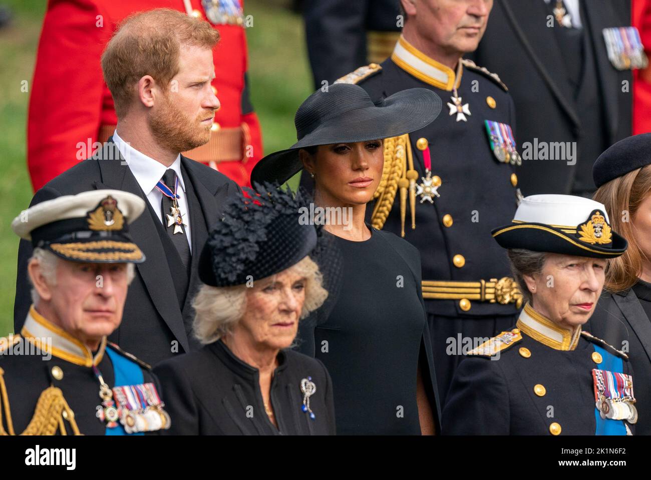 Il Duca e la Duchessa di Sussex guardano mentre la carrozza di pistola di Stato che porta la bara della Regina Elisabetta II arriva a Wellington Arch durante la processione cerimoniale dopo il suo funerale di Stato all'Abbazia di Westminster, Londra. Foto Stock