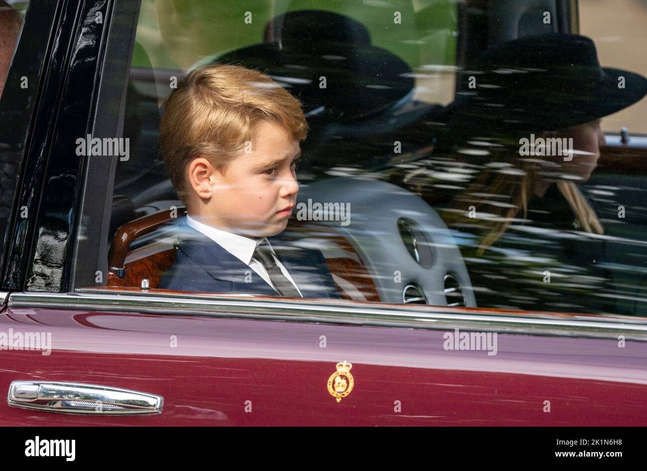 Il principe Giorgio parte in un'auto seguendo la bara della regina Elisabetta II mentre parte da Wellington Arch durante la processione cerimoniale dopo il suo funerale di Stato all'Abbazia di Westminster, Londra. Foto Stock