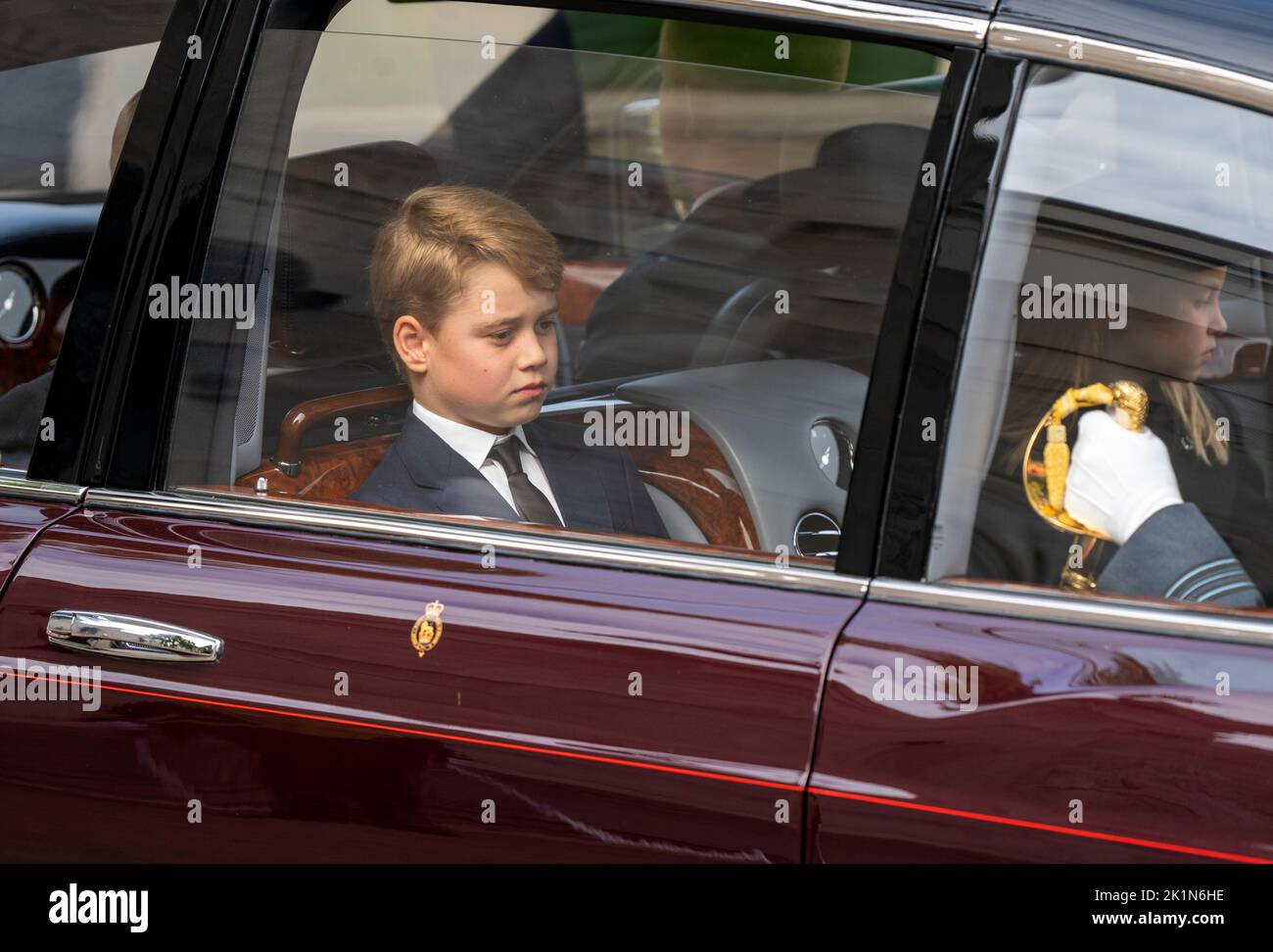 Il principe Giorgio parte in un'auto seguendo la bara della regina Elisabetta II mentre parte da Wellington Arch durante la processione cerimoniale dopo il suo funerale di Stato all'Abbazia di Westminster, Londra. Foto Stock