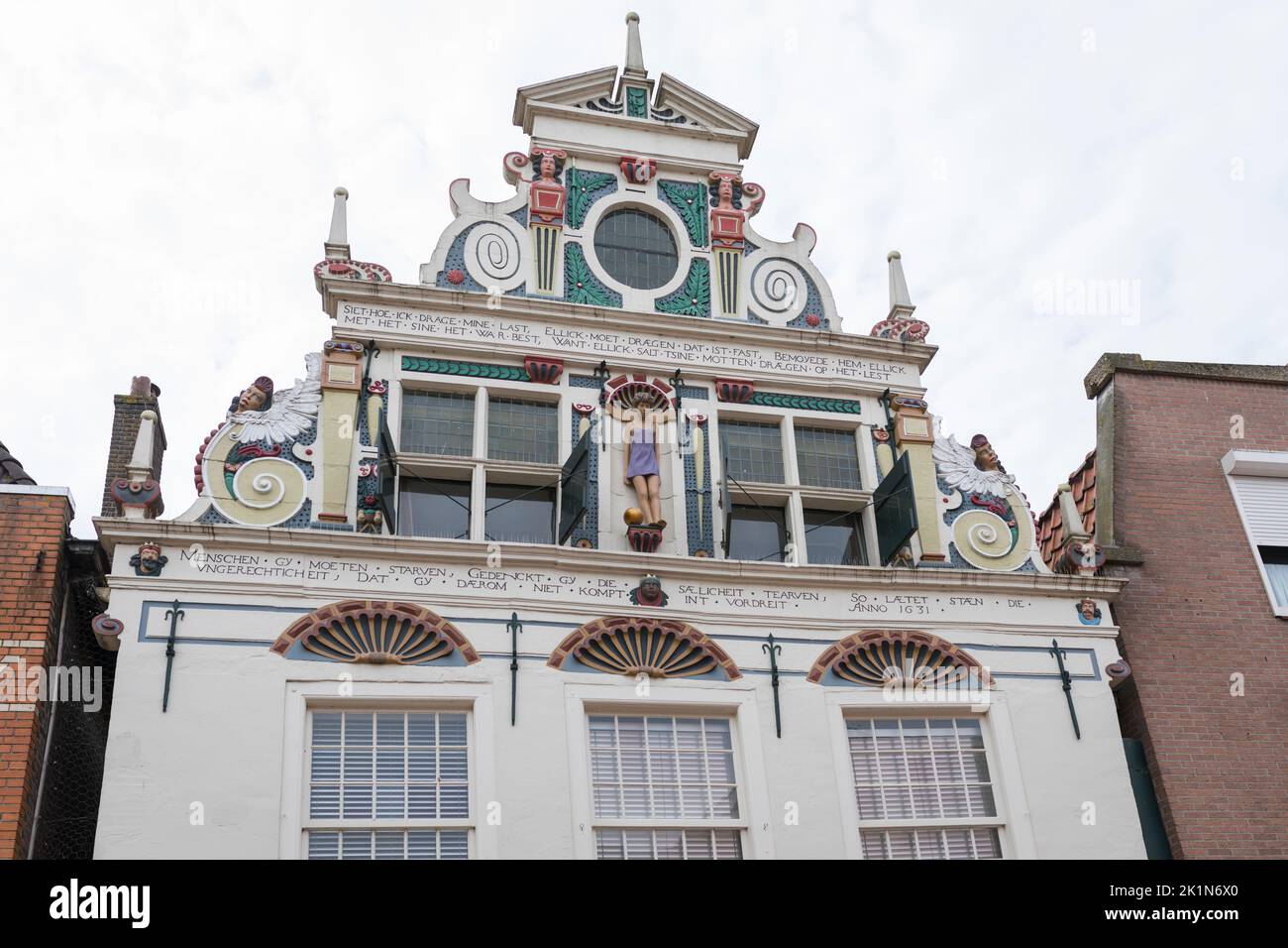 Facciata storica rinascimentale passo casa a capanna nel centro della città di Coevorden (con una moderna statuetta di una ragazza nel mezzo) Paesi Bassi Foto Stock