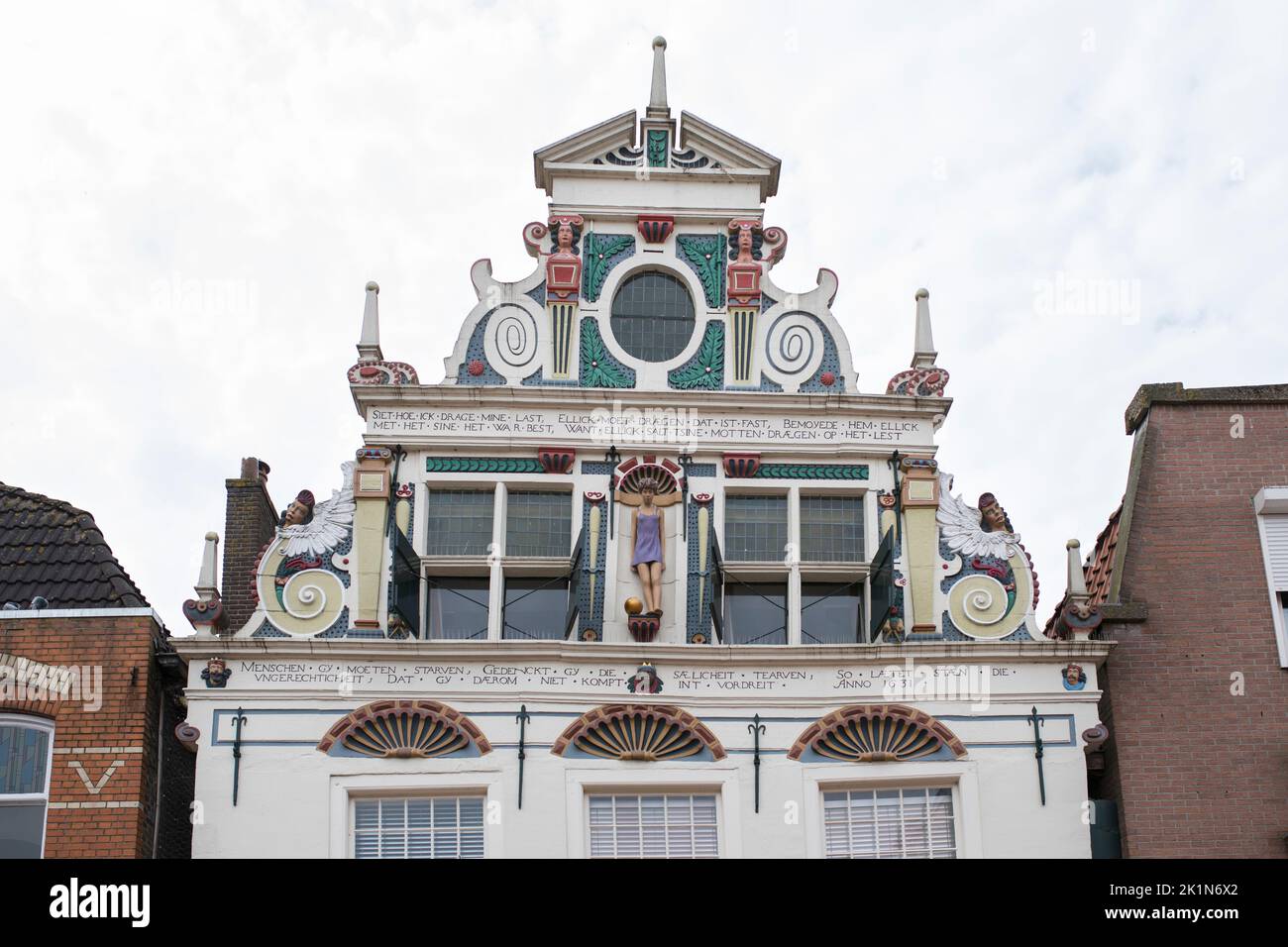 Facciata storica rinascimentale passo casa a capanna nel centro della città di Coevorden (con una moderna statuetta di una ragazza nel mezzo) Paesi Bassi Foto Stock
