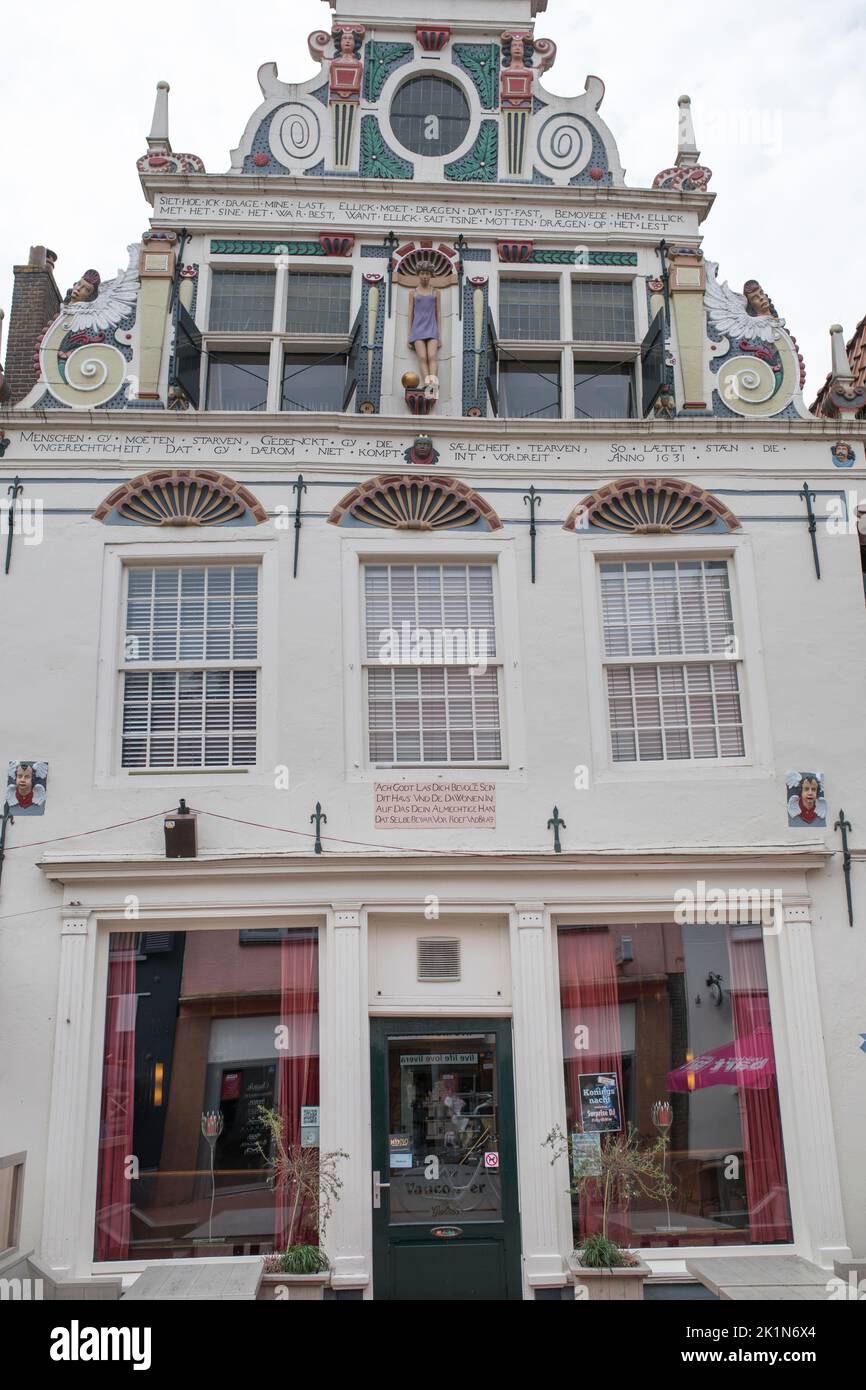 Facciata storica rinascimentale passo casa a capanna nel centro della città di Coevorden (con una moderna statuetta di una ragazza nel mezzo) Paesi Bassi Foto Stock