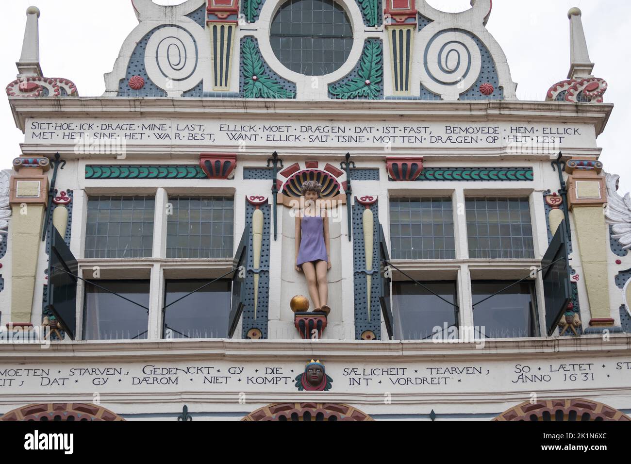 Facciata storica rinascimentale passo casa a capanna nel centro della città di Coevorden (con una moderna statuetta di una ragazza nel mezzo), Paesi Bassi Foto Stock