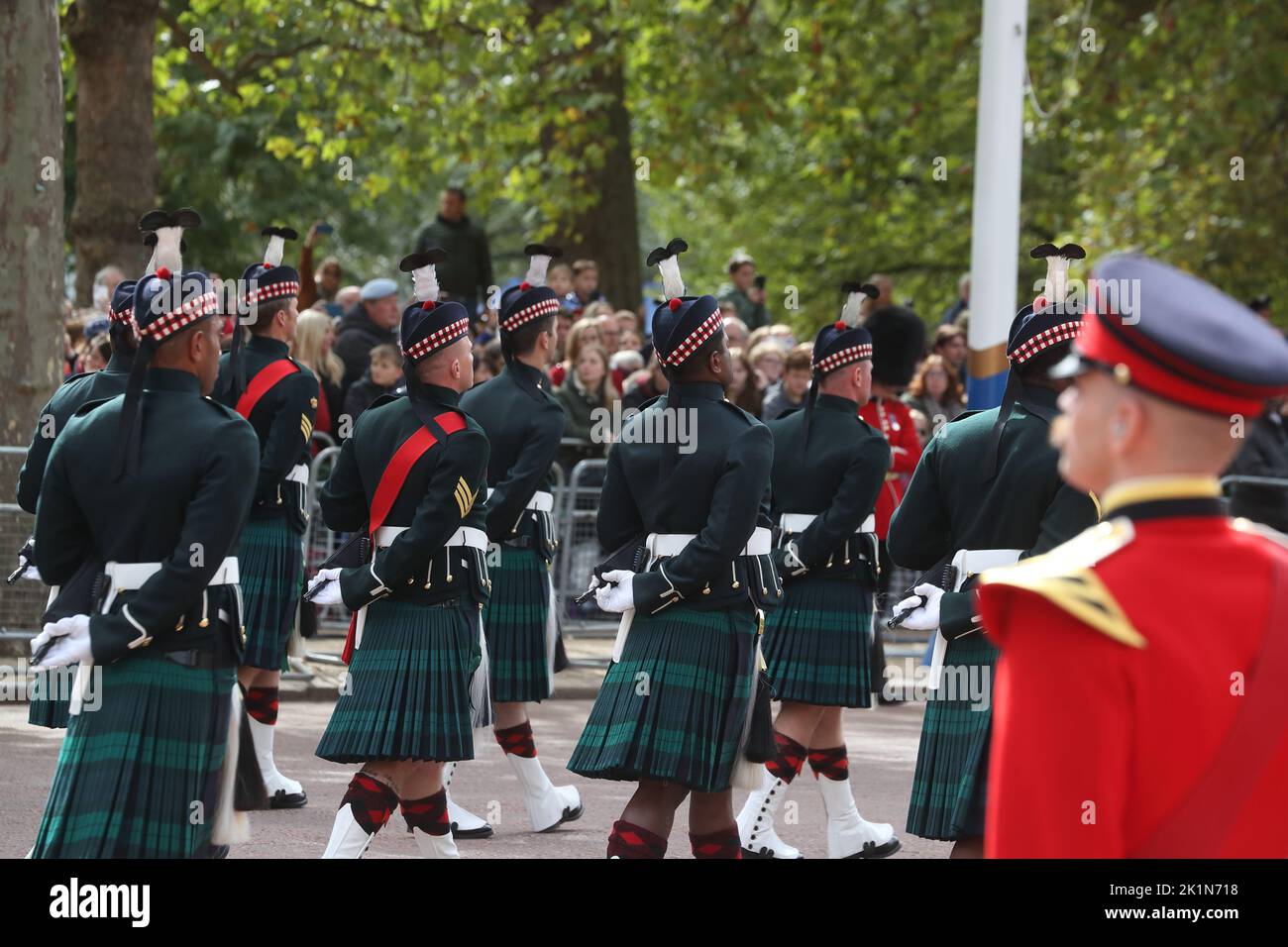 Londra, Regno Unito. 19th Set, 2022. Le rappresentanze militari britanniche e del Commonwealth seguirono il corteo della regina Elisabetta II Credit: Uwe Deffner/Alamy Live News Foto Stock