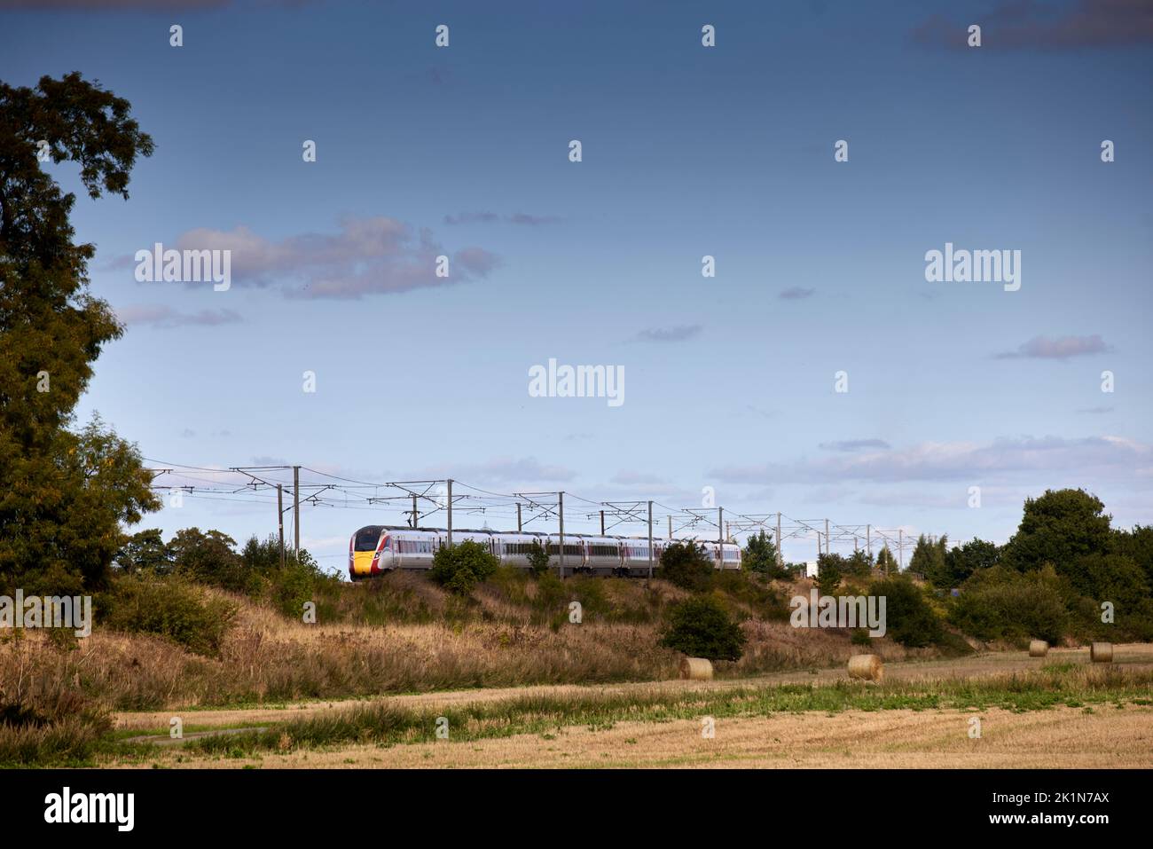 LNER London North Eastern Railway, British Rail Class 800 Intercity Express Train o Azuma in campagna Great Heck, Goole Foto Stock