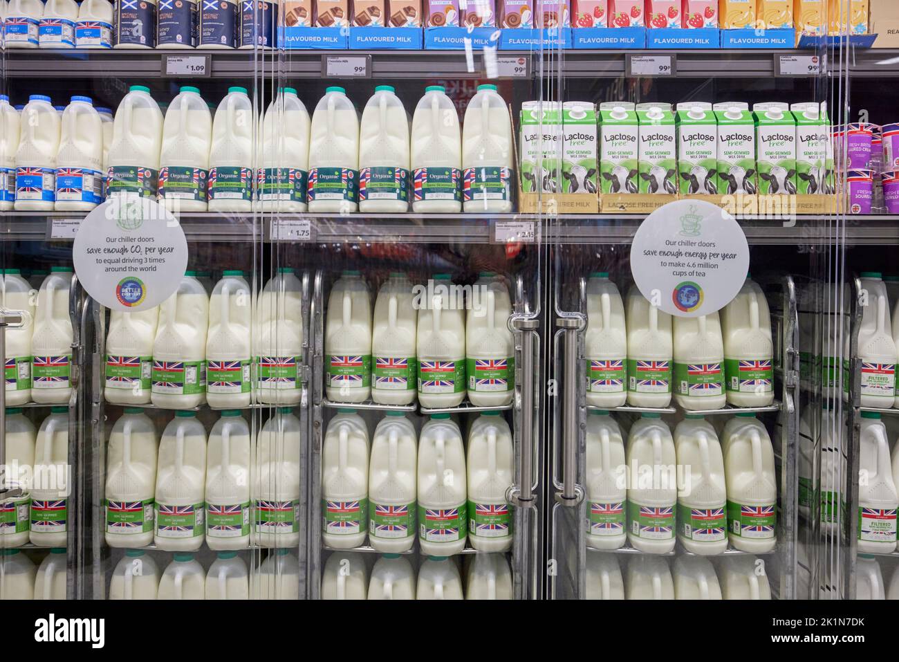 Supermercato latte in cartoni di plastica a ALDI Foto Stock