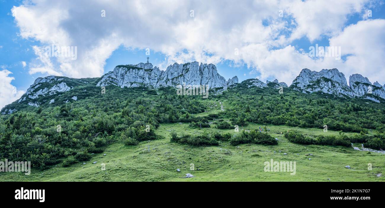 Kampenwand una montagna bavarese vicino ad Aschau in una nuvolosa giornata estiva Foto Stock