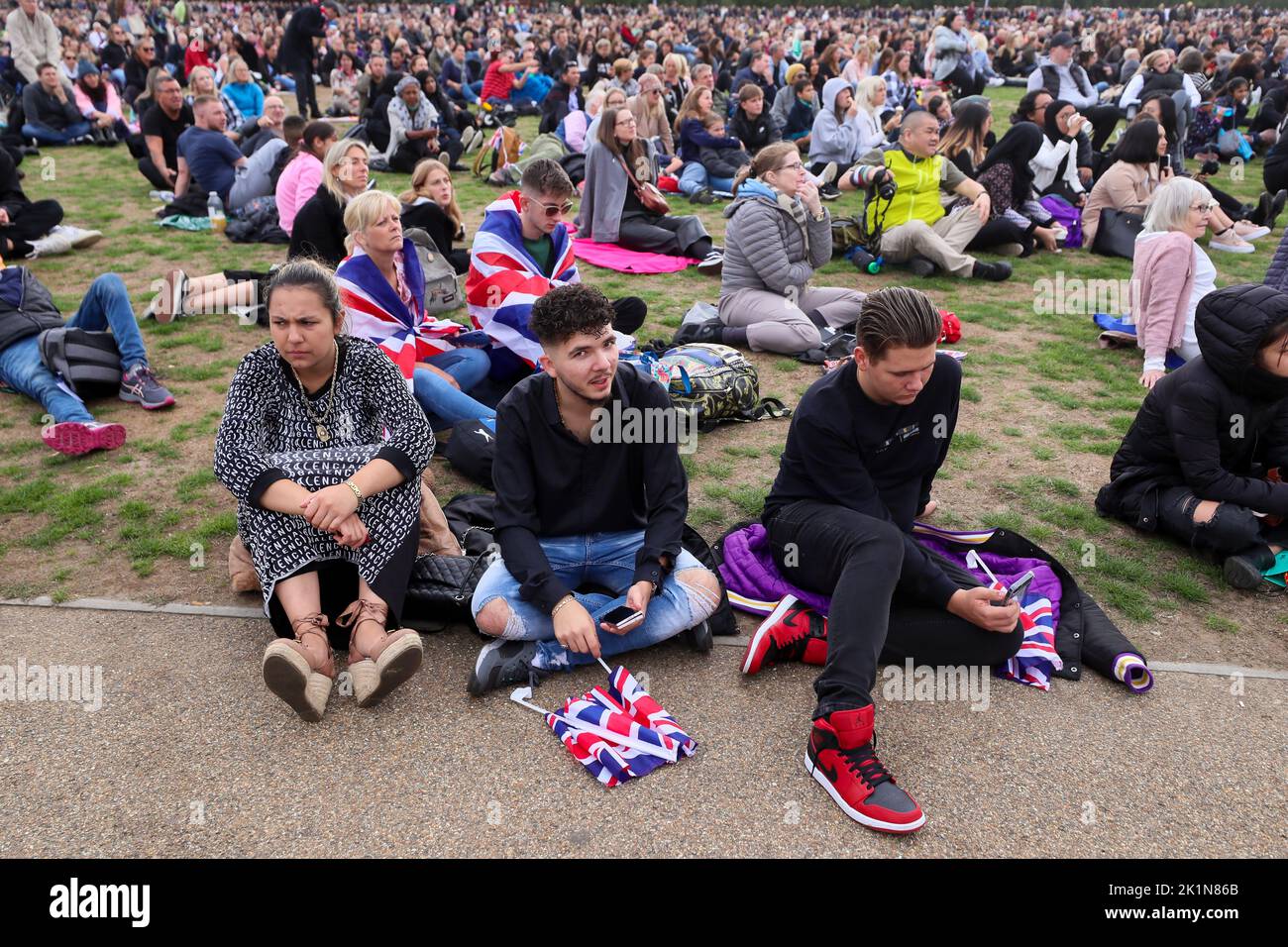 Migliaia di membri del pubblico guardano i funerali di stato della Regina Elisabetta II sui grandi schermi di Hyde Park a Londra. Foto Stock