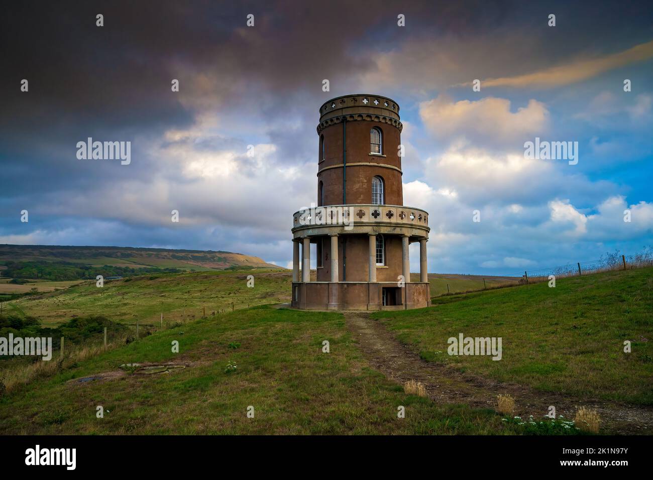 Clavell Tower, conosciuta anche come Clavell Folly o Kimmeridge Tower a Kimmeridge Bay, Doset, Inghilterra, Regno Unito Foto Stock