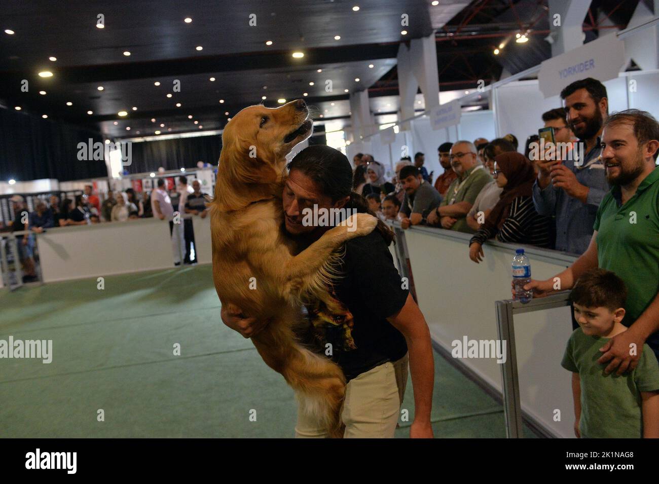 Ankara, T¨¹rkiye. 18th Set, 2022. Un addestratore di cani tiene un cane al PETZOO, un evento del fine settimana ospitato ad Ankara, T¨¹rkiye, come la più grande fiera del paese per gli animali domestici, il 18 settembre 2022. Credit: Mustafa Kaya/Xinhua/Alamy Live News Foto Stock Ankara, T¨¹rkiye. 18th Set, 2022. Un addestratore di cani tiene un cane al PETZOO, un evento del fine settimana ospitato ad Ankara, T¨¹rkiye, come la più grande fiera del paese per gli animali domestici, il 18 settembre 2022. Credit: Mustafa Kaya/Xinhua/Alamy Live News Foto Stock