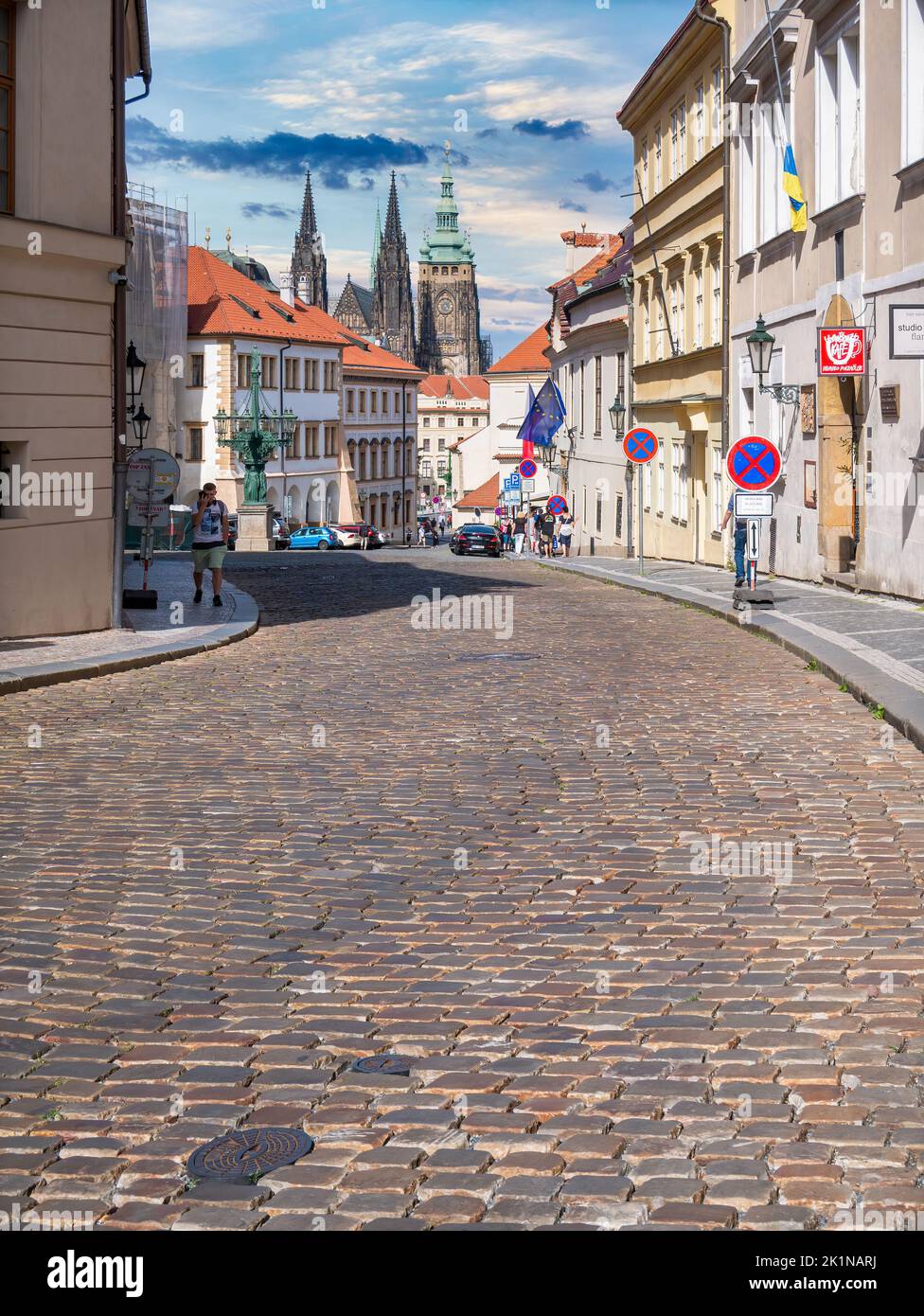 Praga, Repubblica Ceca - 2022 giugno: Vista panoramica dalle strade acciottolate nel centro storico di Praga Foto Stock