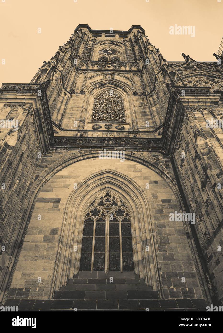 Splendida vista con le torri gotiche della Cattedrale di San Vito, situata nel Castello di Praga. Primo piano. Foto Stock