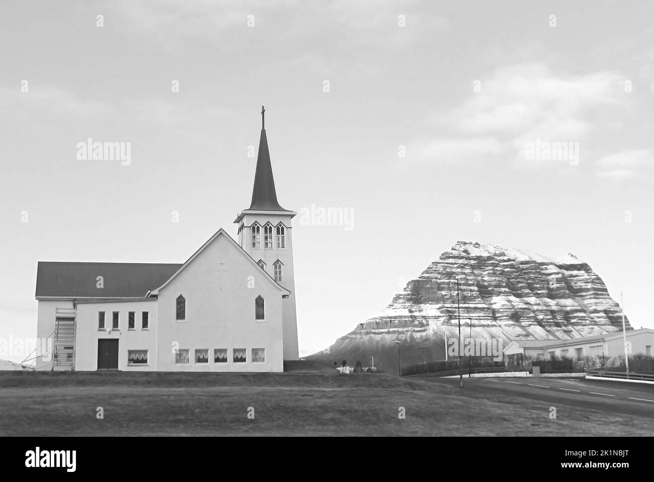Immagine monocromatica della Chiesa di Grundarfjordur Town con la famosa montagna Kirkjufell, Penisola di Snaefellsnes, Islanda Foto Stock