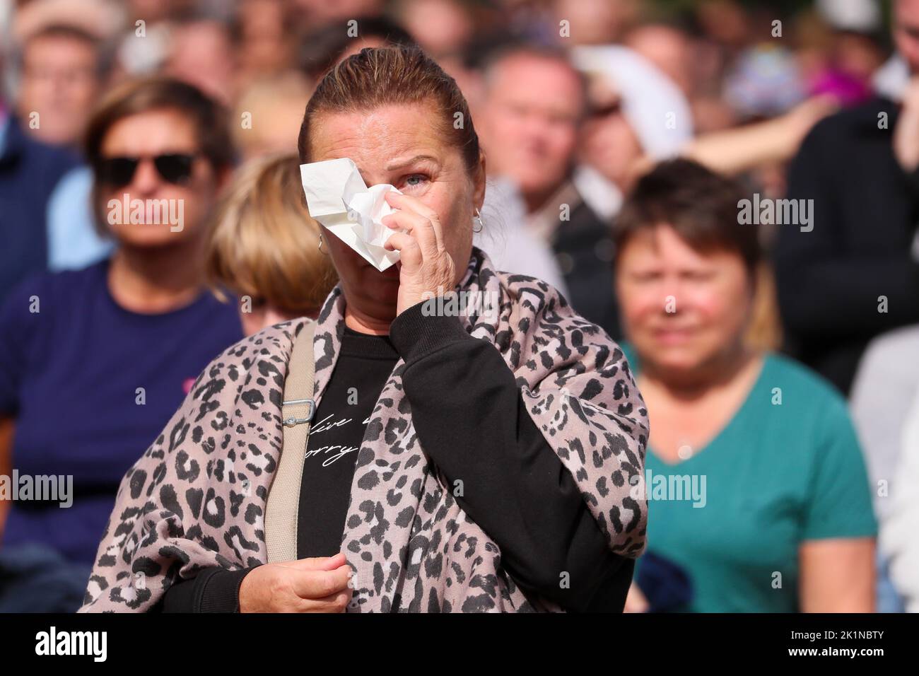 Migliaia di membri del pubblico guardano i funerali di stato della Regina Elisabetta II sui grandi schermi di Hyde Park a Londra. Foto Stock