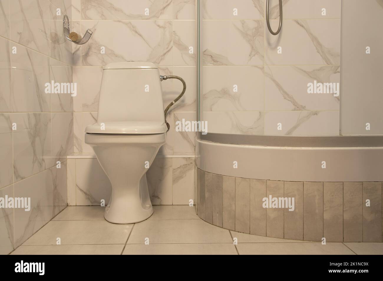 WC ciotola e cabina doccia in un appartamento residenziale in Ucraina in colori luminosi, bagno, interni Foto Stock