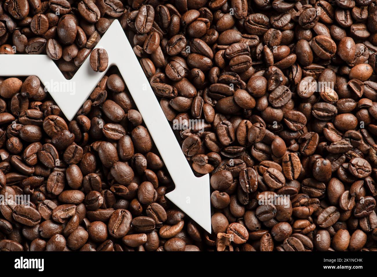 Prezzi più bassi per i chicchi di caffè neri. Misera raccolta di chicchi di caffè, crisi alimentare mondiale. Calo nel costo del caffè futures e derivati.decremento Foto Stock