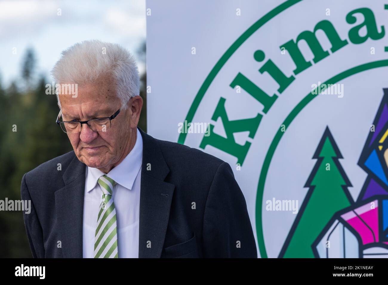 Grafenhausen, Germania. 19th Set, 2022. Winfried Kretschmann (Bündnis 90/Die Grünen), Ministro Presidente del Baden-Württemberg, si trova di fronte a un banner che recita "clima positivo 2030" nei locali della birreria Rothaus. La Badische Staatsbrauerei Rothaus AG vuole diventare climatica positiva entro il 2030 e sta installando un impianto fotovoltaico su larga scala sui suoi tetti. Credit: Philip von Ditfurth/dpa/Alamy Live News Foto Stock