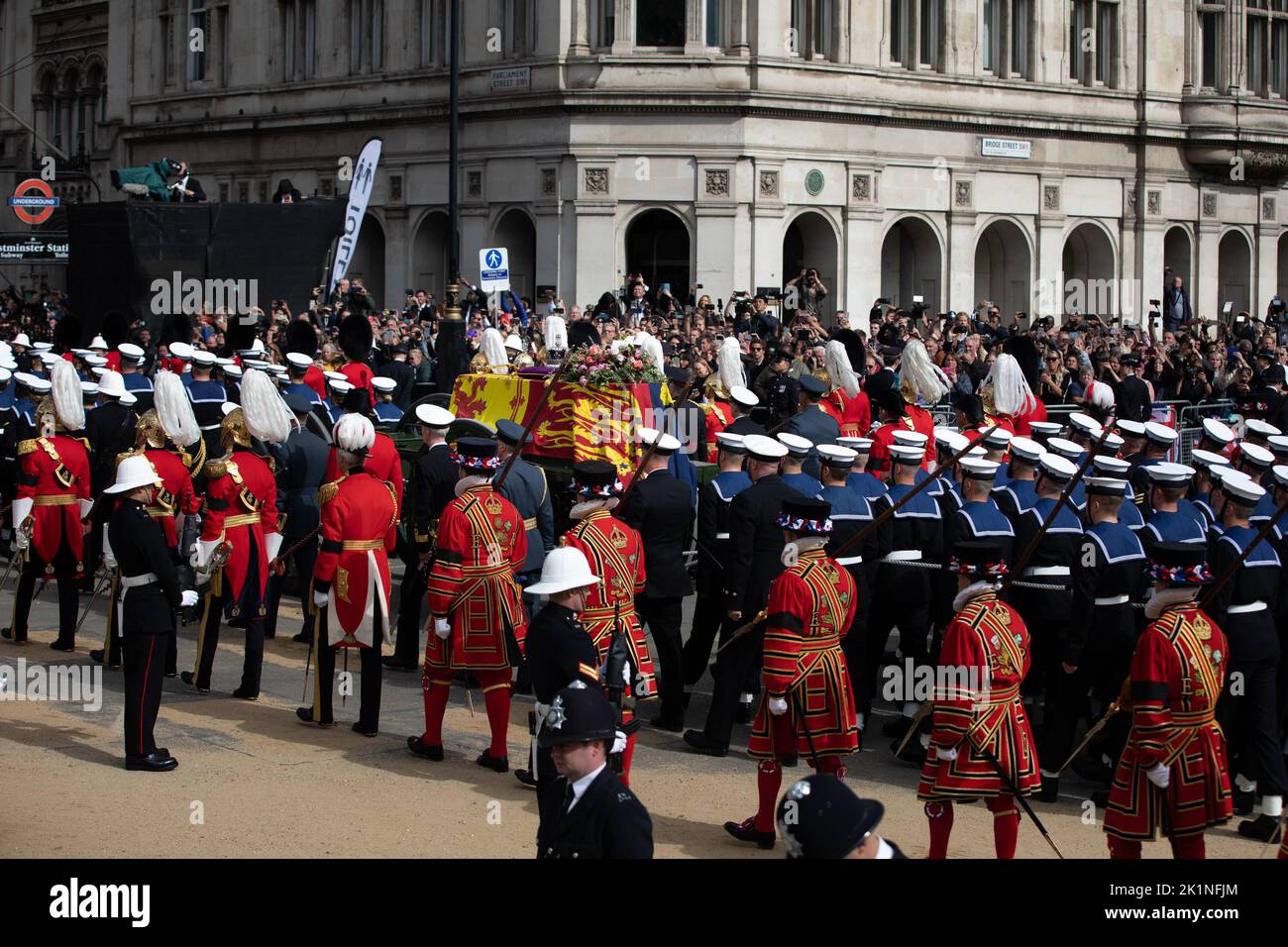 Londra, Inghilterra. 19th Settembre 2022. La bara della regina Elisabetta II fu trasportata attraverso Londra un'ultima volta in processione come parte del funerale di Stato del monarca. L'evento fu uno dei più grandi che il paese abbia mai visto. Credit: Kiki Streitberger / Alamy Live News Foto Stock