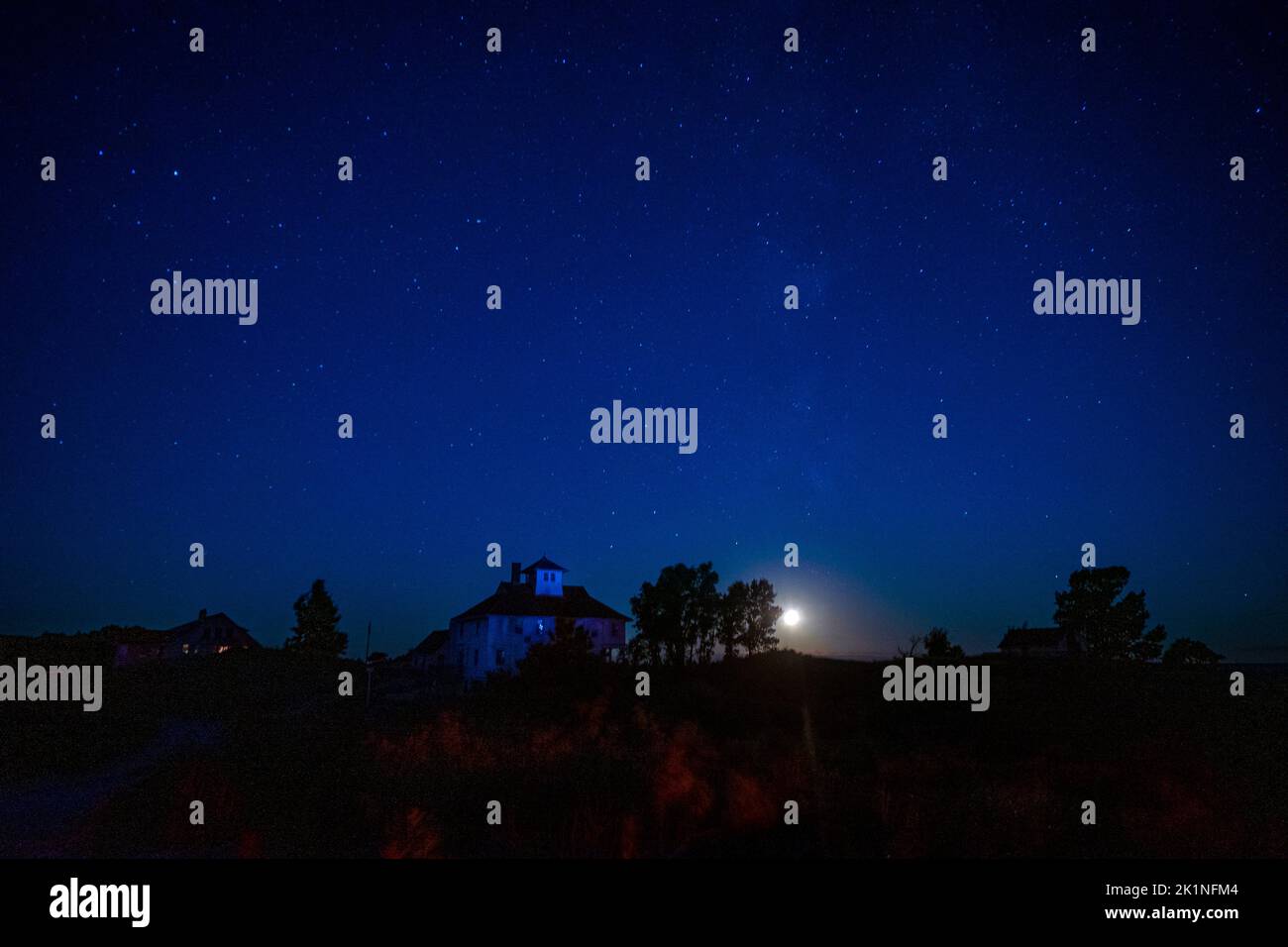 Moonset e stelle sulla storica stazione della guardia costiera degli Stati Uniti al faro di Point Betsie, Michigan, USA Foto Stock