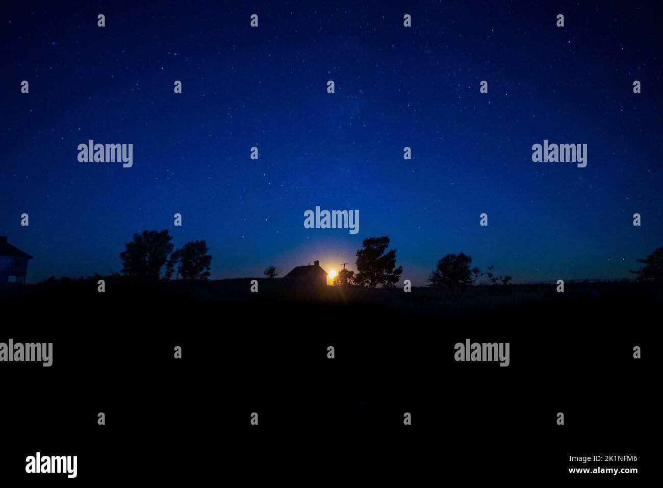 Moonset e stelle sulla storica stazione della guardia costiera degli Stati Uniti al faro di Point Betsie, Michigan, USA Foto Stock