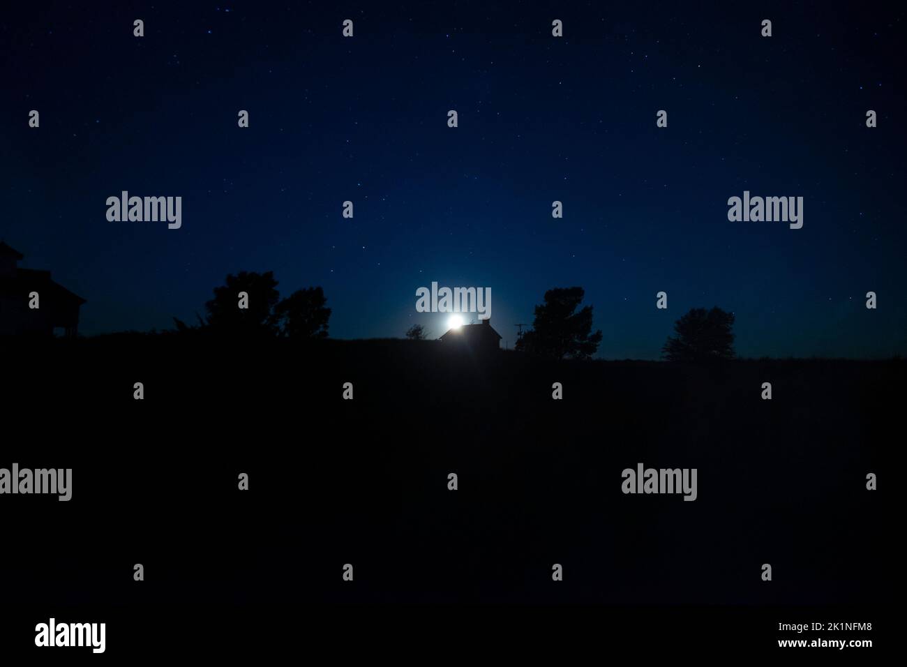 Moonset e stelle sulla storica stazione della guardia costiera degli Stati Uniti al faro di Point Betsie, Michigan, USA Foto Stock