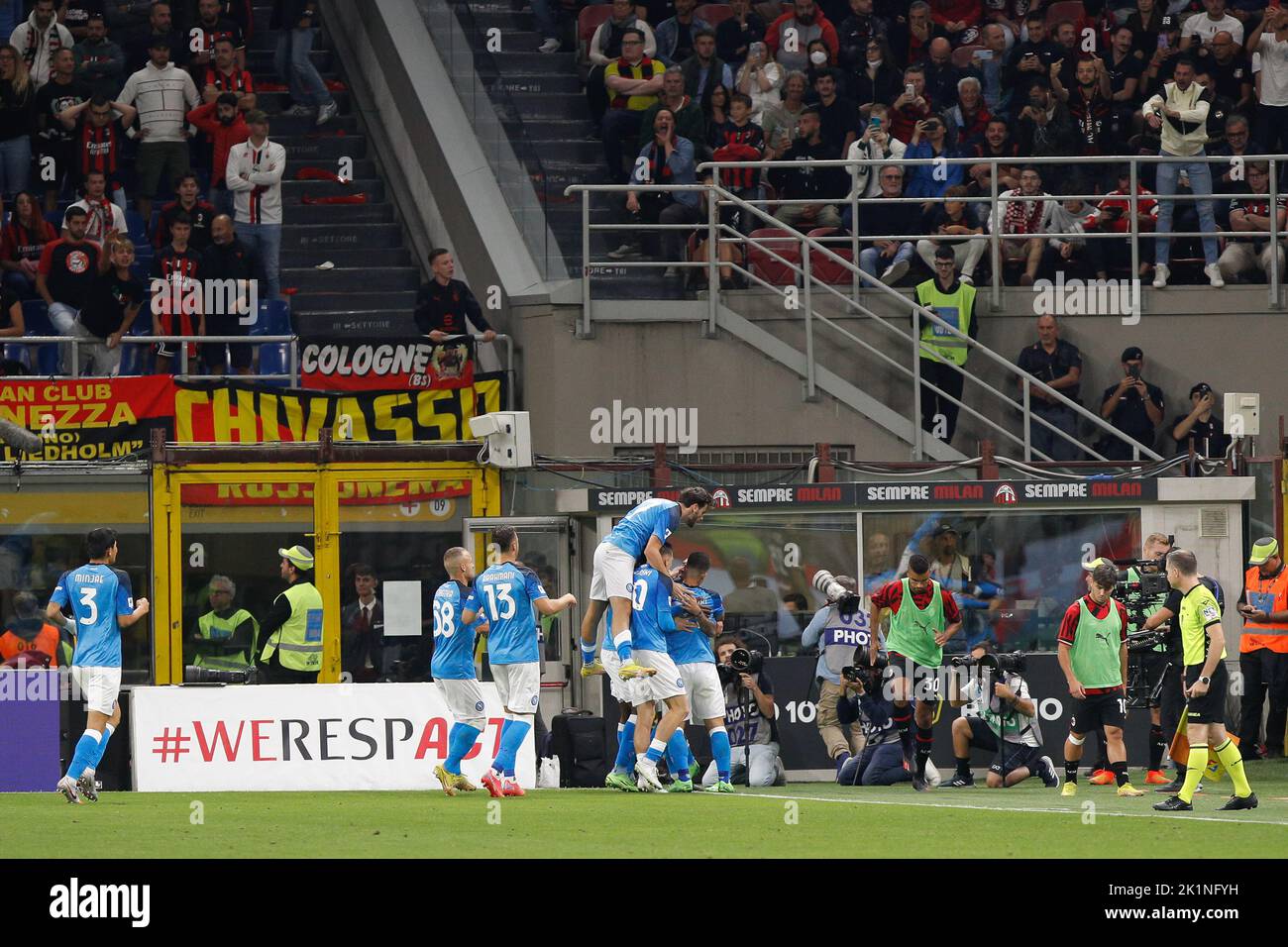 Milano, Italia. 18th Set, 2022. Italia, Milano, settembre 18 2022: Matteo Politano (attaccante Napoli) segna e celebra il gol 1-0 con calcio di punizione a 55' durante la partita di calcio AC MILAN vs SSC NAPOLI, Serie A Tim 2022-2023 Day7 stadio San Siro (Foto di Fabrizio Andrea Bertani/Pacific Press/Sipa USA) Credit: Sipa USA/Alamy Live News Foto Stock