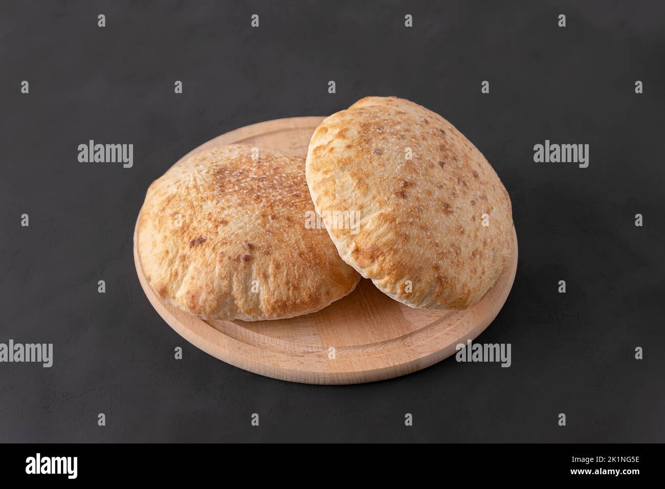 Pane Pita su sfondo scuro. Arabo, pane libanese, cibo tradizionale Foto Stock