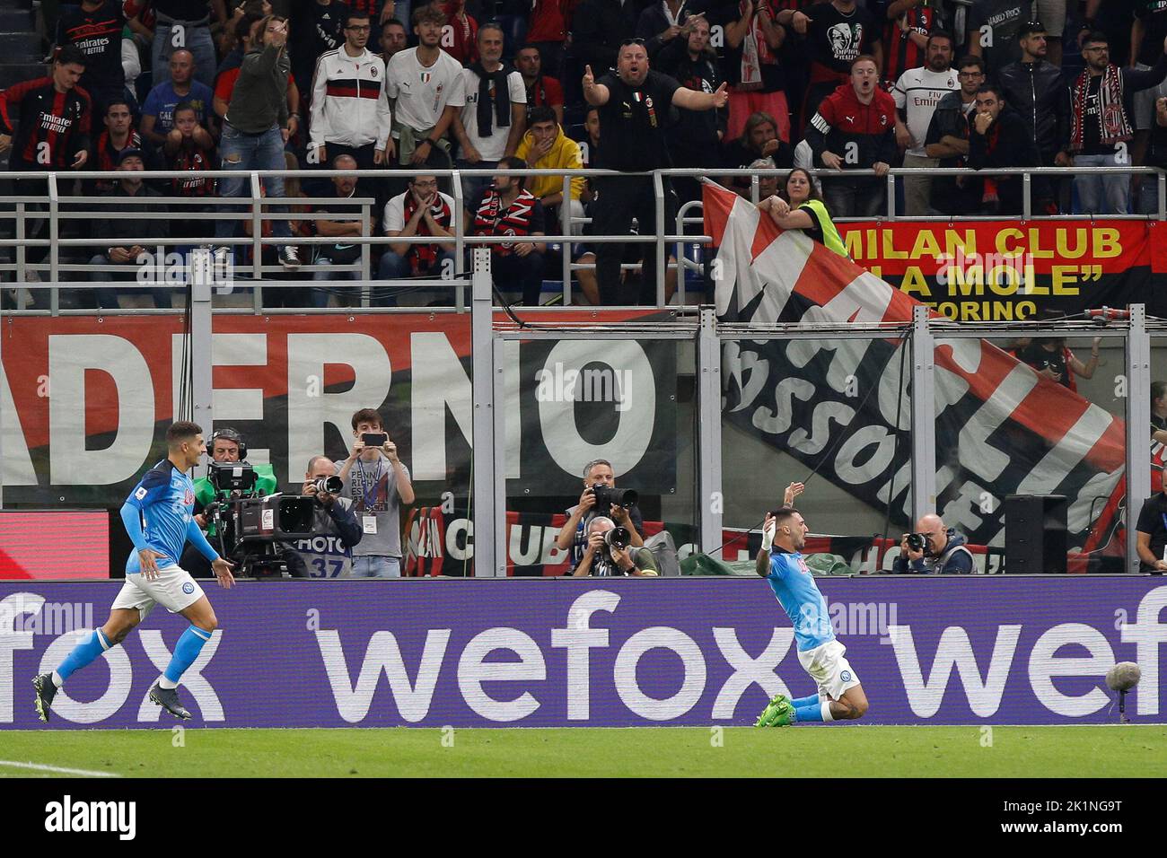 Milano, Italia. 18th Set, 2022. Italia, Milano, settembre 18 2022: Matteo Politano (attaccante Napoli) segna e celebra il gol 1-0 con calcio di punizione a 55' durante la partita di calcio AC MILAN vs SSC NAPOLI, Serie A Tim 2022-2023 Day7 stadio San Siro (Foto di Fabrizio Andrea Bertani/Pacific Press/Sipa USA) Credit: Sipa USA/Alamy Live News Foto Stock