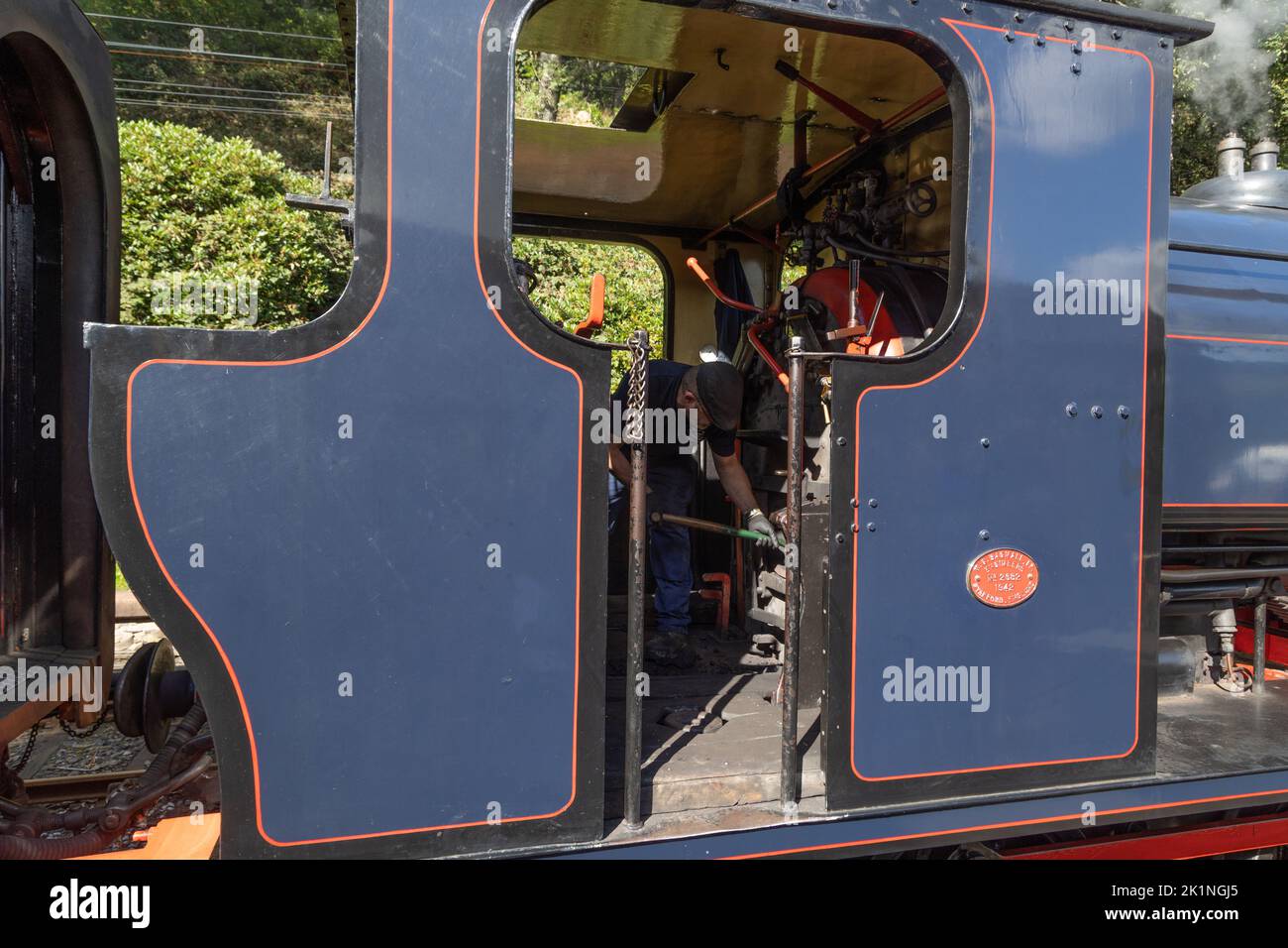 Lungo il lago fino alla ferrovia di Haverthwaite, al lago windermere, Cumbria. 2862 Principessa (Bagnall) Locomotiva a vapore. Il conducente pala il carbone. Foto Stock