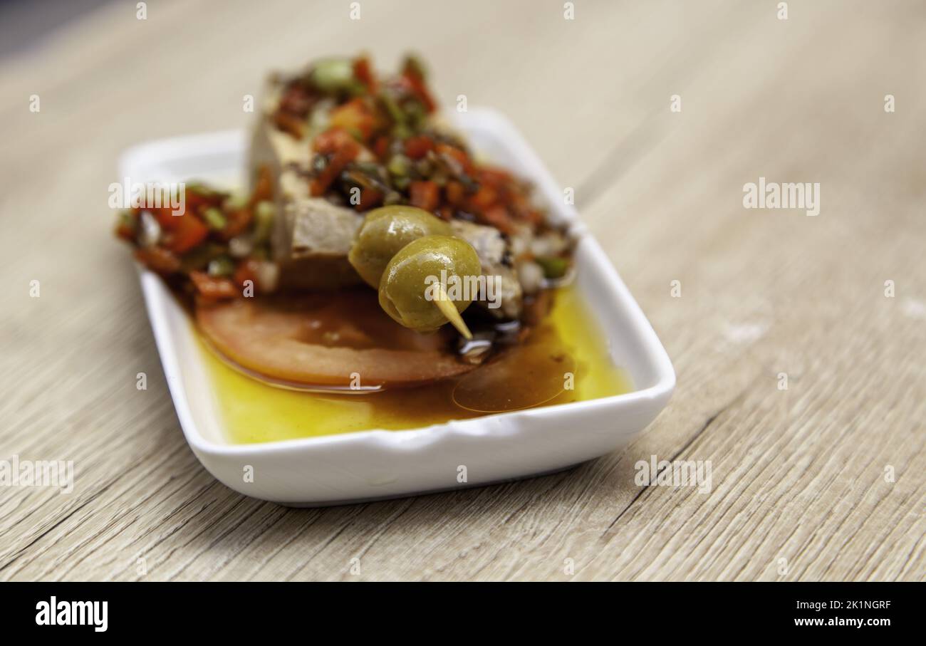 Particolare di tapa tipica spagnola, fast food e cibi sani Foto Stock