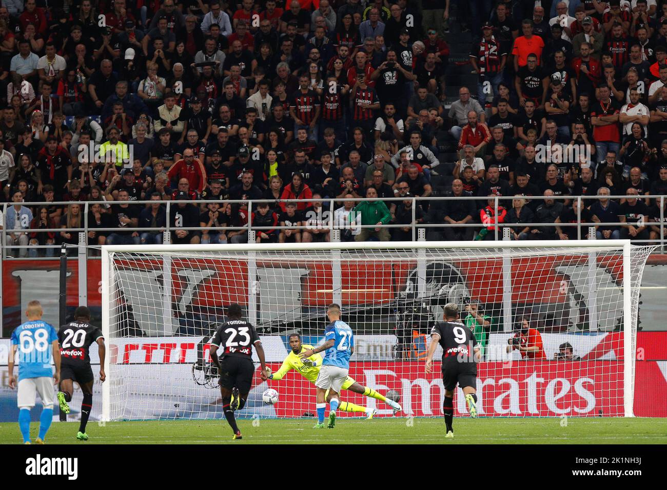 Milano, Italia. 18th Set, 2022. Italia, Milano, settembre 18 2022: Matteo Politano (attaccante Napoli) segna il 1-0° gol con calcio di punizione a 55' durante la partita di calcio AC MILAN vs SSC NAPOLI, Serie A Tim 2022-2023 Day7 stadio San Siro (Photo by Fabrizio Andrea Bertani/Pacific Press/Sipa USA) Credit: Sipa USA/Alamy Live News Foto Stock