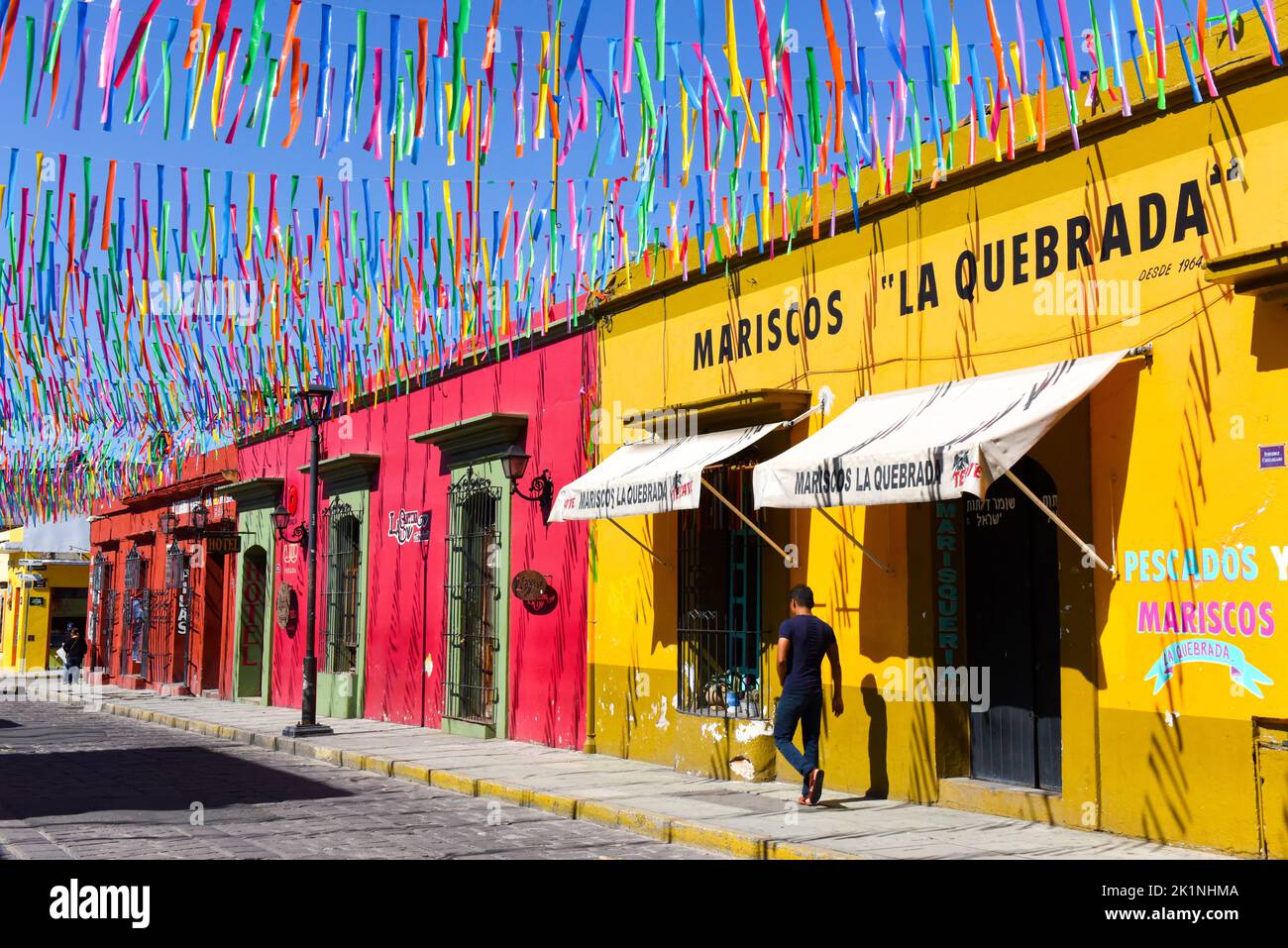 Calle 5 de Mayo nel centro storico di Oaxaca, Oaxaca Messico Foto Stock