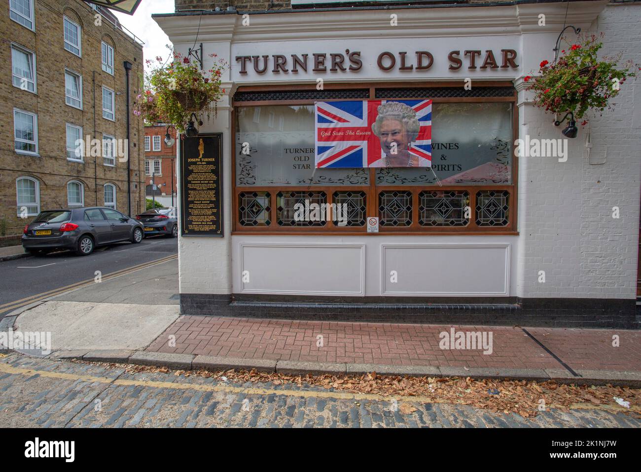 Londra, Regno Unito, lunedì 19th settembre 2022.Bandiera raffigurante la Regina Elisabetta II, recentemente deceduta, appesa al muro fuori del pub Turners Old Star di Wapping, Londra, Regno Unito Photo Horst A. Friedrichs Alamy Live News Foto Stock