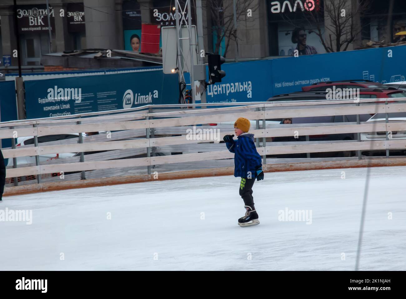 Dnipro, Ucraina - 02.10.2022: La gente ha pattinaggio divertente su una pista di pattinaggio pubblica costruita dal comune sulle strade della città durante il Natale Foto Stock