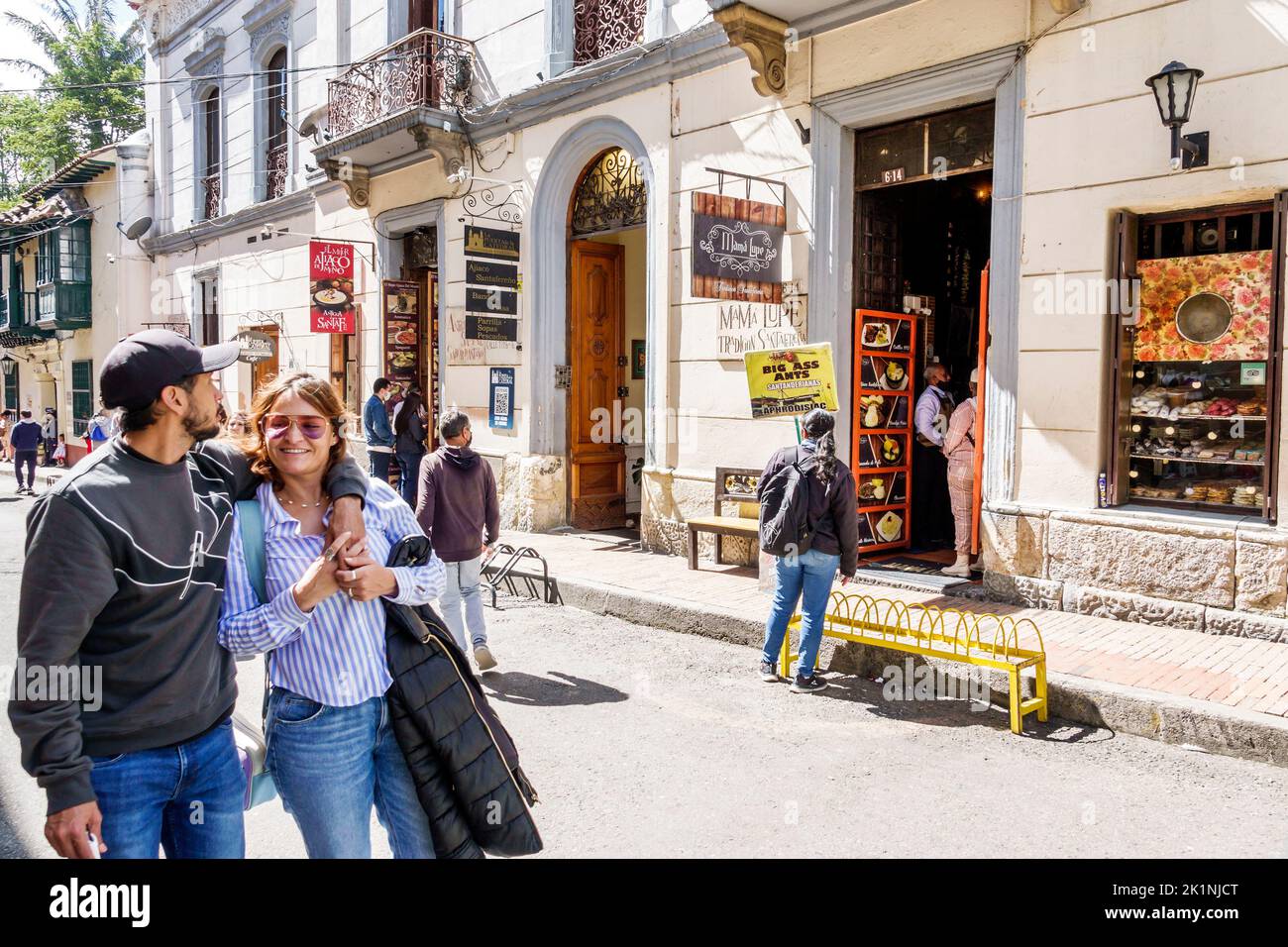 Bogota Colombia, la Candelaria Centro Historico centro storico centro storico centro storico Calle 11, pedoni coppie coppie a piedi donna WO Foto Stock