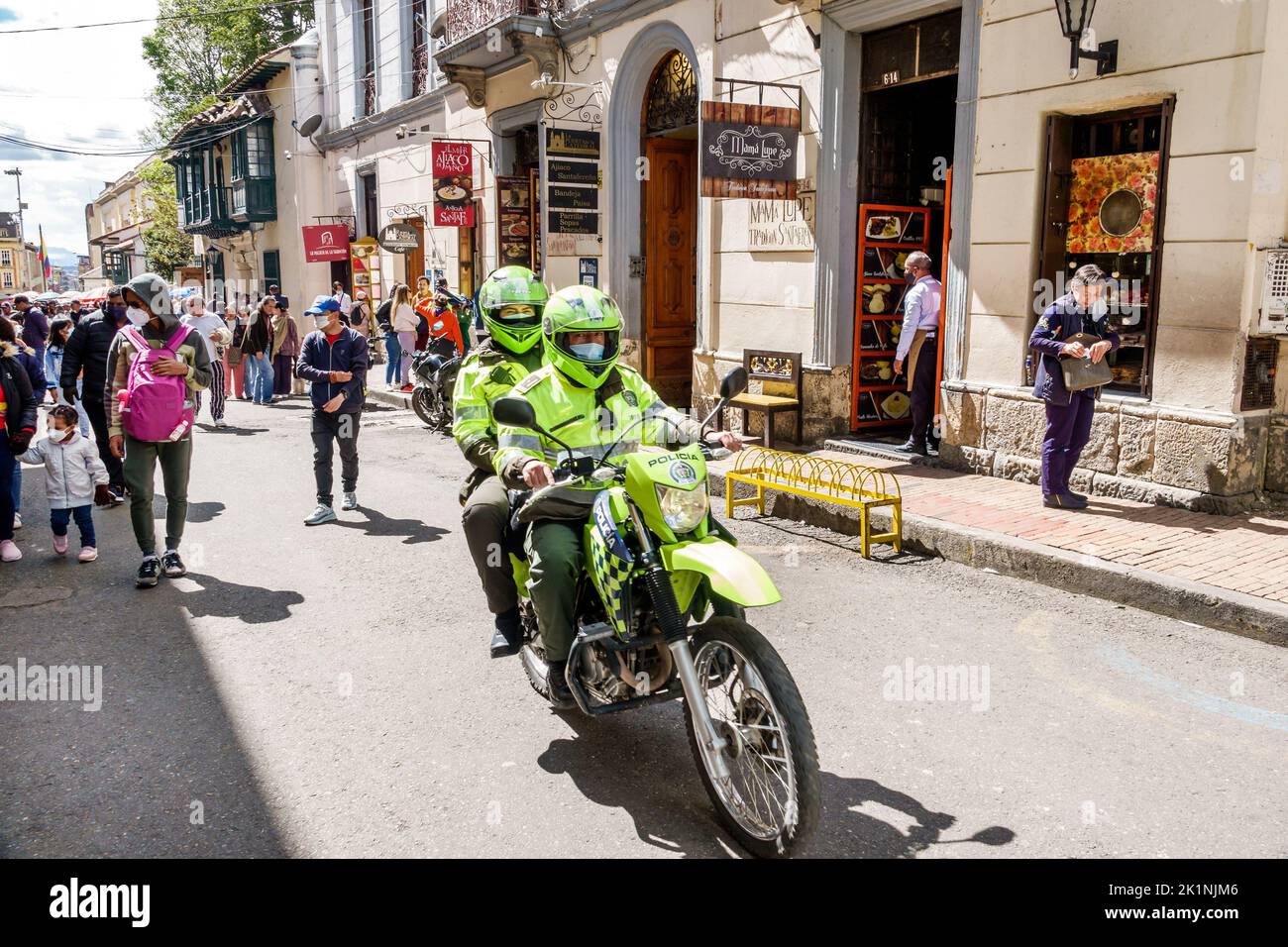 Bogota Colombia, la Candelaria Centro Historico centro storico centro storico centro storico Calle 11, polizia moto moto pattuglia pedoni s Foto Stock