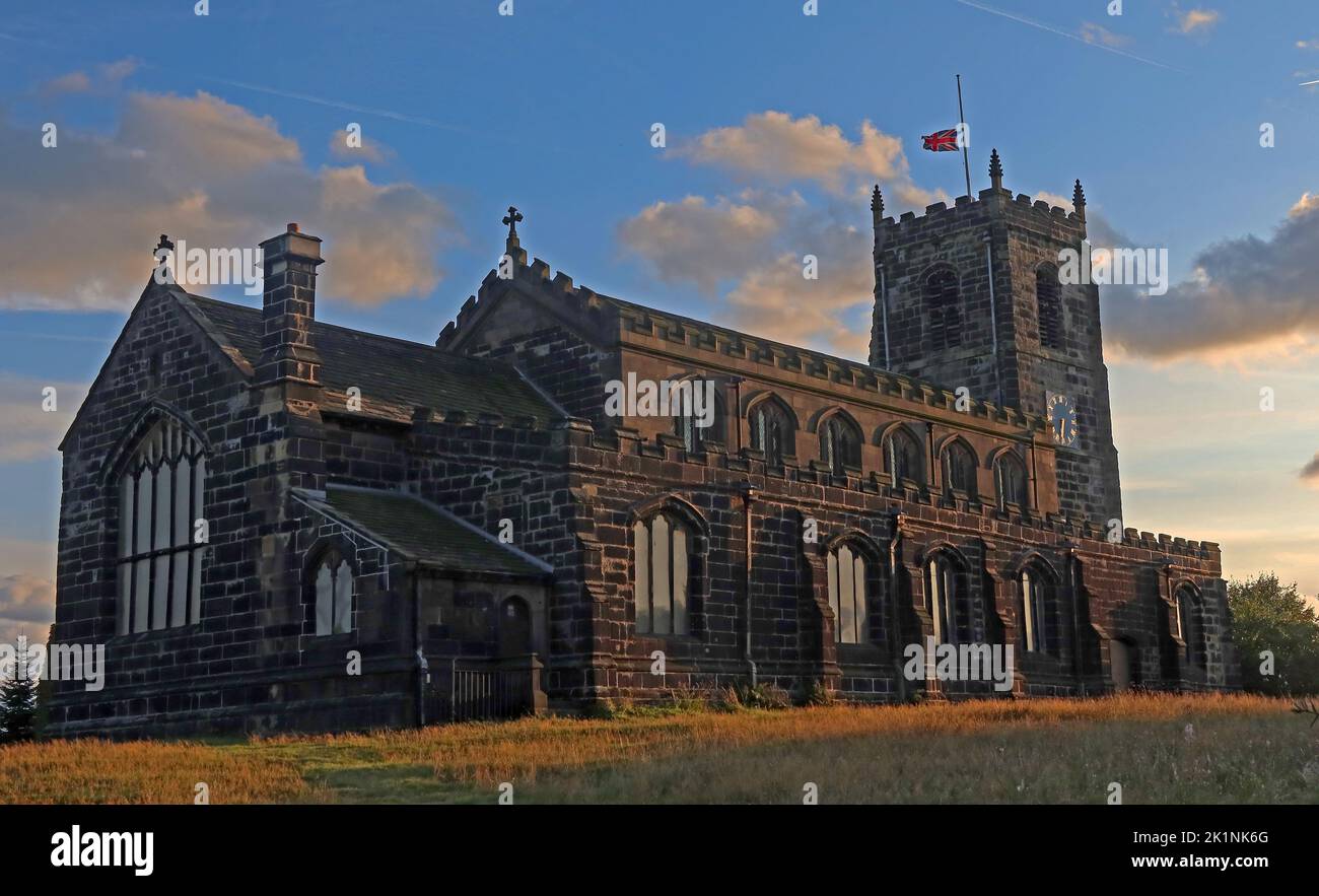 St Michael e All Angels Church, parrocchia di Mottram, che domina il villaggio di Mottram a Longdendale, Hyde, Tameside, Manchester, Inghilterra, Regno Unito, SK14 6JL Foto Stock