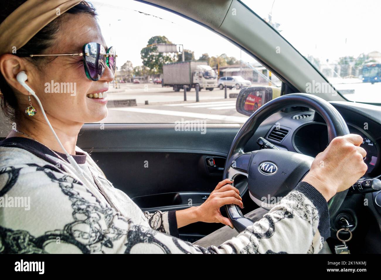Bogota Colombia, Avenida El Dorado Uber conducente guida donna sorridente donna femmina, colombiani ispanici sudamericani latino-americani Foto Stock