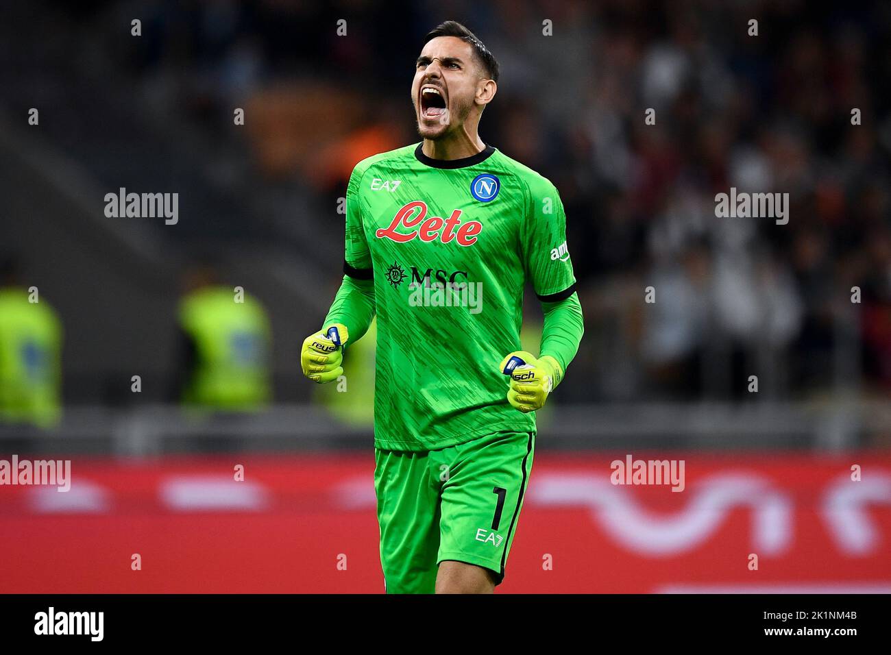 Milano, Italia. 18 settembre 2022. Alex Meret di SSC Napoli celebra durante la Serie Una partita di calcio tra AC Milan e SSC Napoli. Credit: Nicolò campo/Alamy Live News Foto Stock