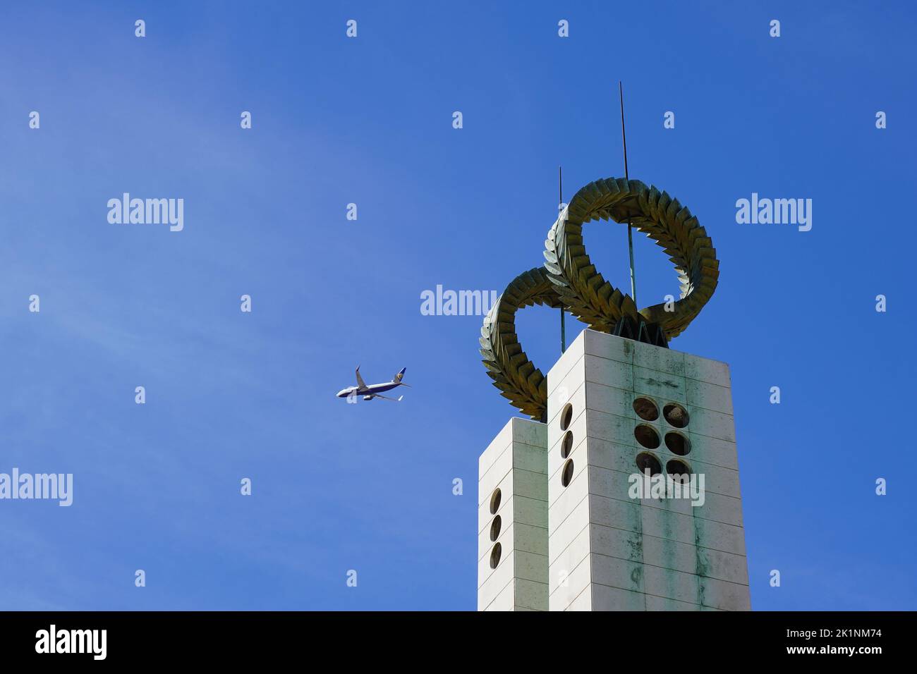 Lisbona, Portogallo - 2022 settembre: Aereo Ryanair che sorvola il monumento di Miradouro a Lisbona Foto Stock